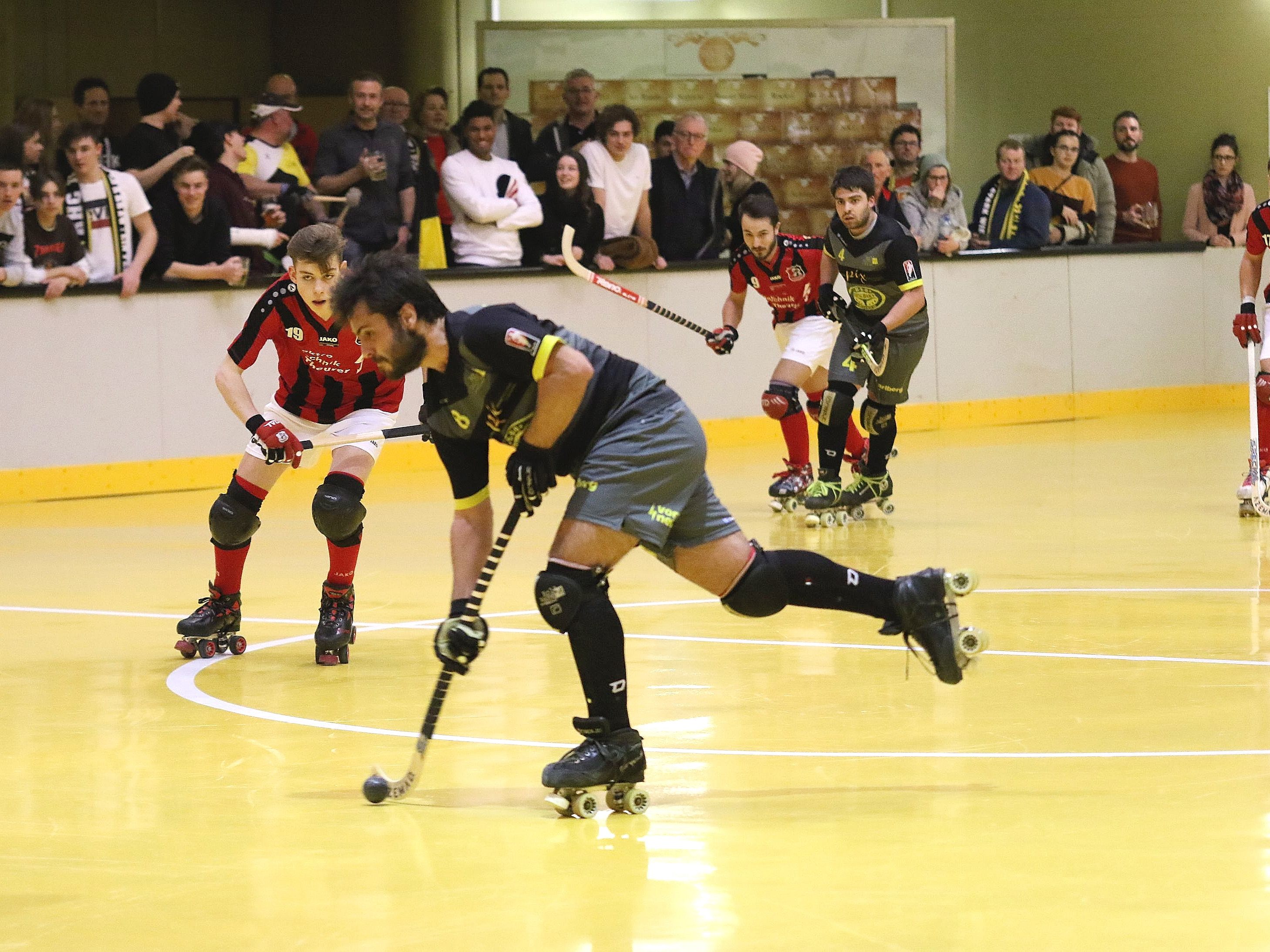 Die erste Runde der Finalserie ging an die Wolfurter Rollhockey-Cracks. Die erste Runde der Finalserie ging an die Wolfurter Rollhockey-Cracks.