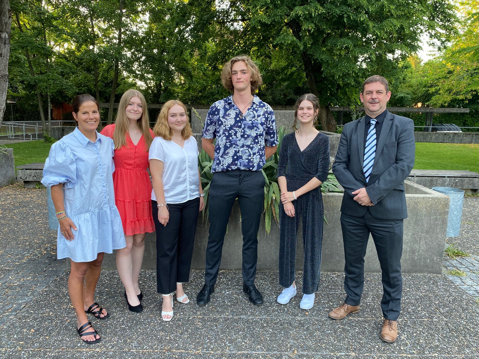 v.l.n.r.: 8.a-mdlRP-17.6.21: Prof. Nikola Hartmann, Sophie Beer, Mona Gehrer, Elias Forster, Katharina Schneider, Dir. Klaus König.