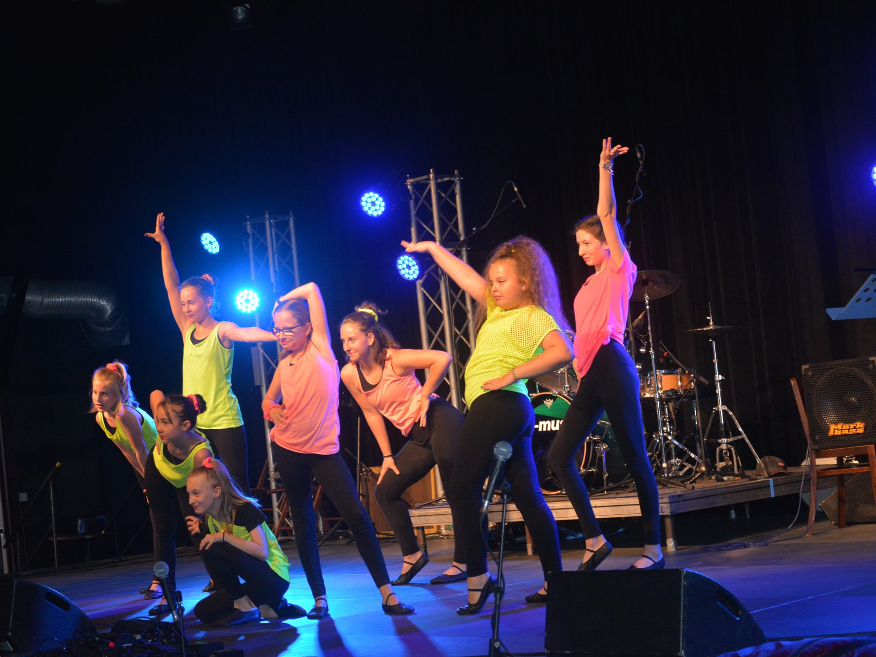 Die Kinder der Modern Dance-Gruppe führten als erste Gruppe in den Abend der Workshopbands and Friends. Die Kinder der Modern Dance-Gruppe führten als erste Gruppe in den Abend der Workshopbands and Friends.