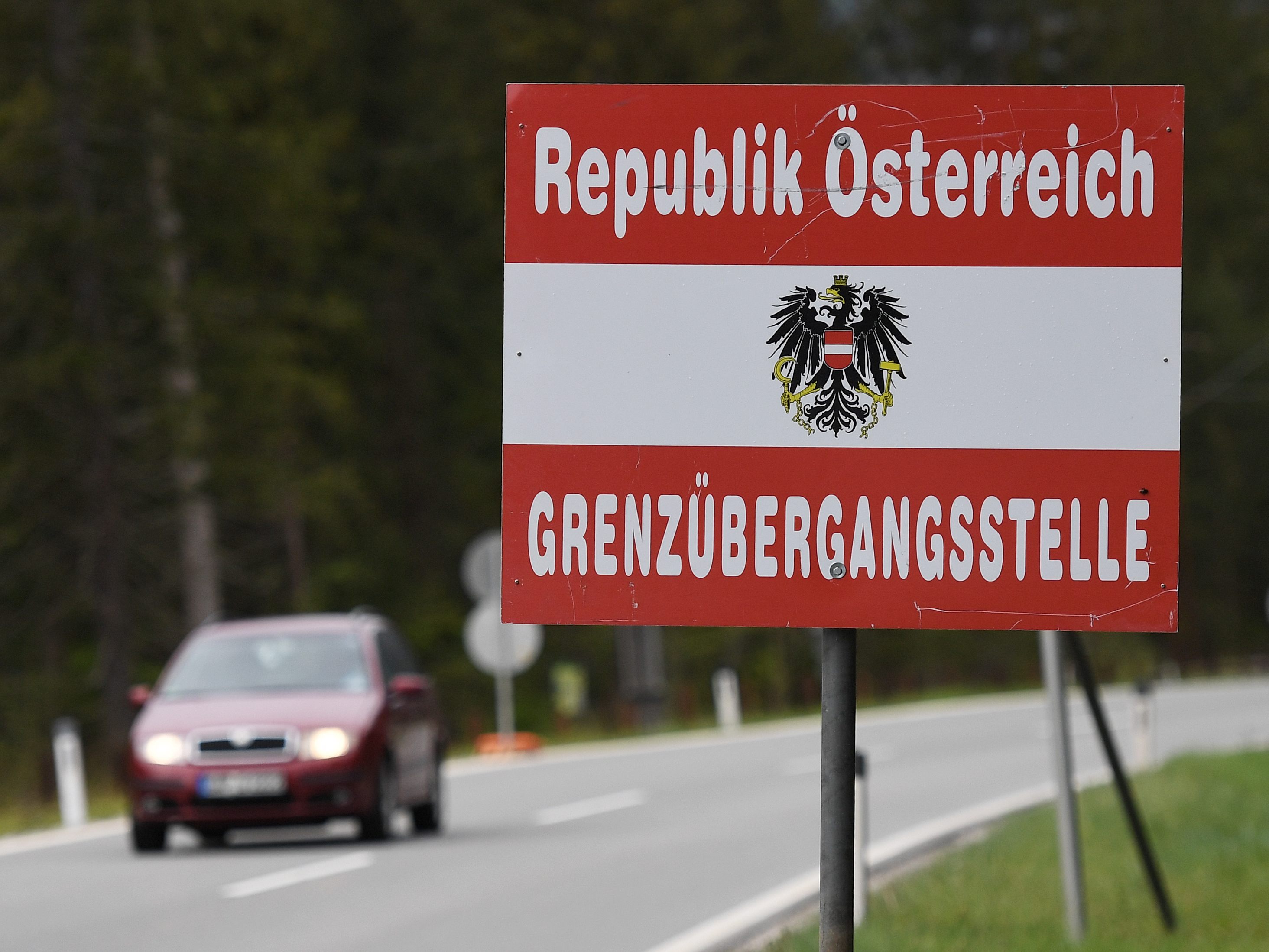 Auf dem Landweg kann man die Grenze ohne Maßnahmen überqueren.