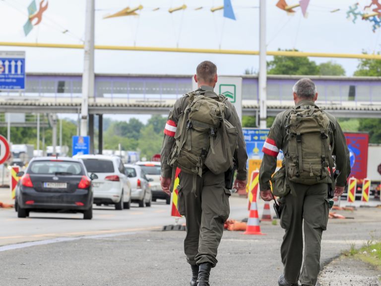 Soldaten sollen an der Grenze Personen gegen Geld nicht kontrolliert haben.