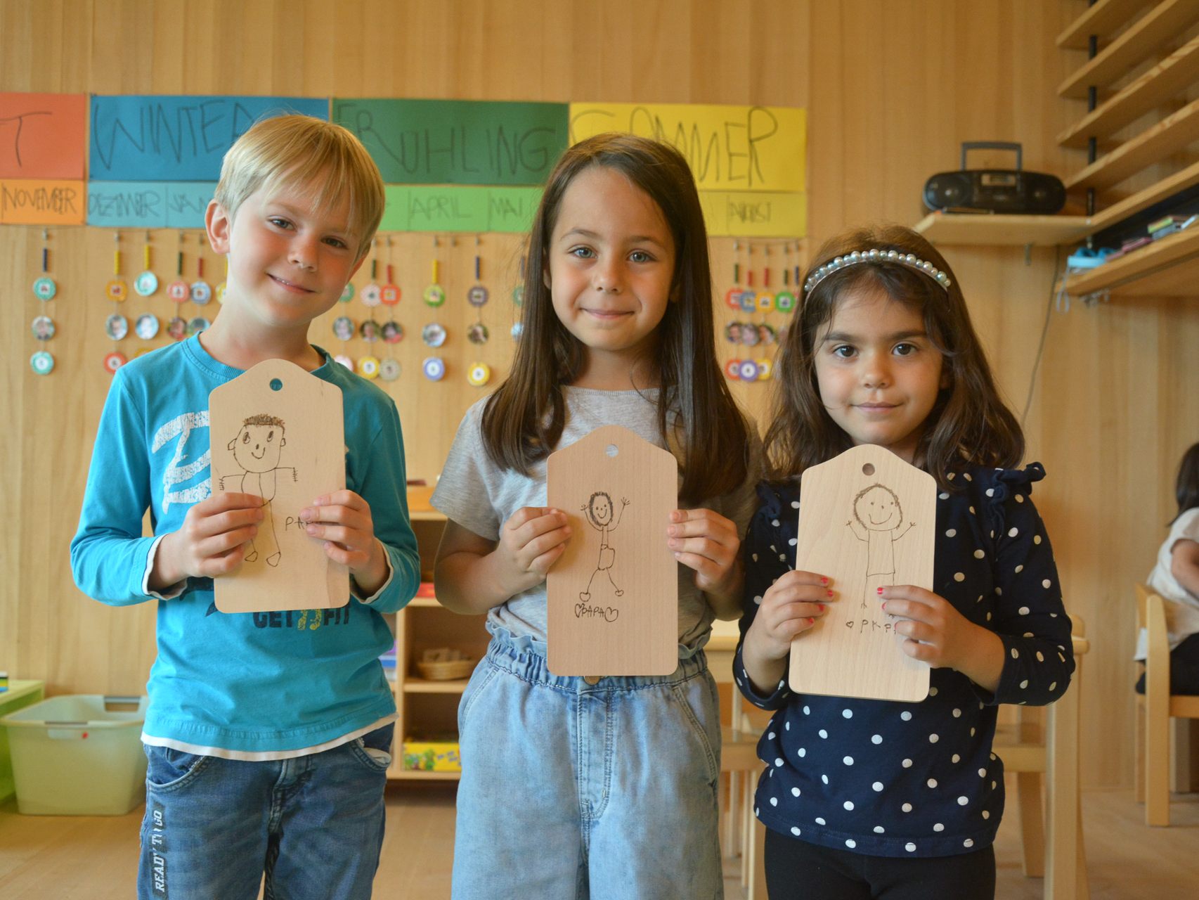 Die Kinder vom Kindergarten Rheindorf sind für den Vatertag bestens vorbereitet und können den Sonntag kaum erwarten. Magnus (6), Talia (6) und Ayse (5), v.l.n.r., zeigen stolz ihre Werke. Die Kinder vom Kindergarten Rheindorf sind für den Vatertag bestens vorbereitet und können den Sonntag kaum erwarten. Magnus (6), Talia (6) und Ayse (5), v.l.n.r., zeigen stolz ihre Werke.
