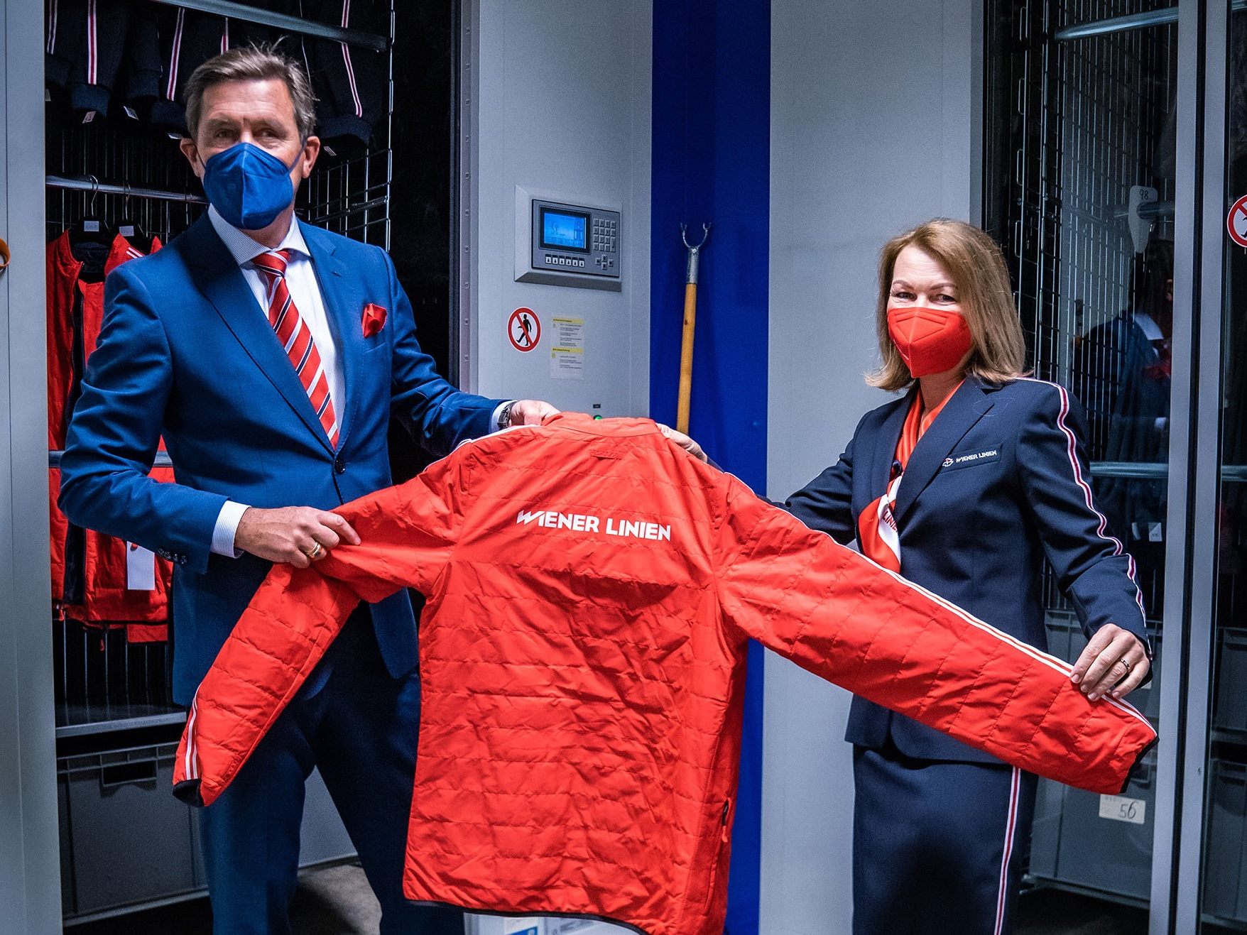 Stadtrat Peter Hanke und Wiener Linien Geschäftsführerin Alexandra Reinagl beim Start der Verteilung der neuen Dienstkleidung Stadtrat Peter Hanke und Wiener Linien Geschäftsführerin Alexandra Reinagl beim Start der Verteilung der neuen Dienstkleidung