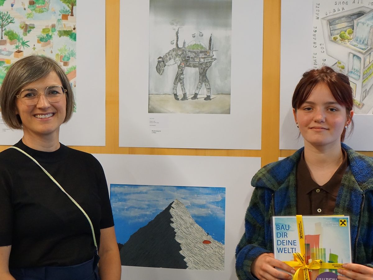Kunst-Lehrerin Anina Rehm mit der Landessiegerin Lilli Zucali vor deren prämiertem Bild. Kunst-Lehrerin Anina Rehm mit der Landessiegerin Lilli Zucali vor deren prämiertem Bild.