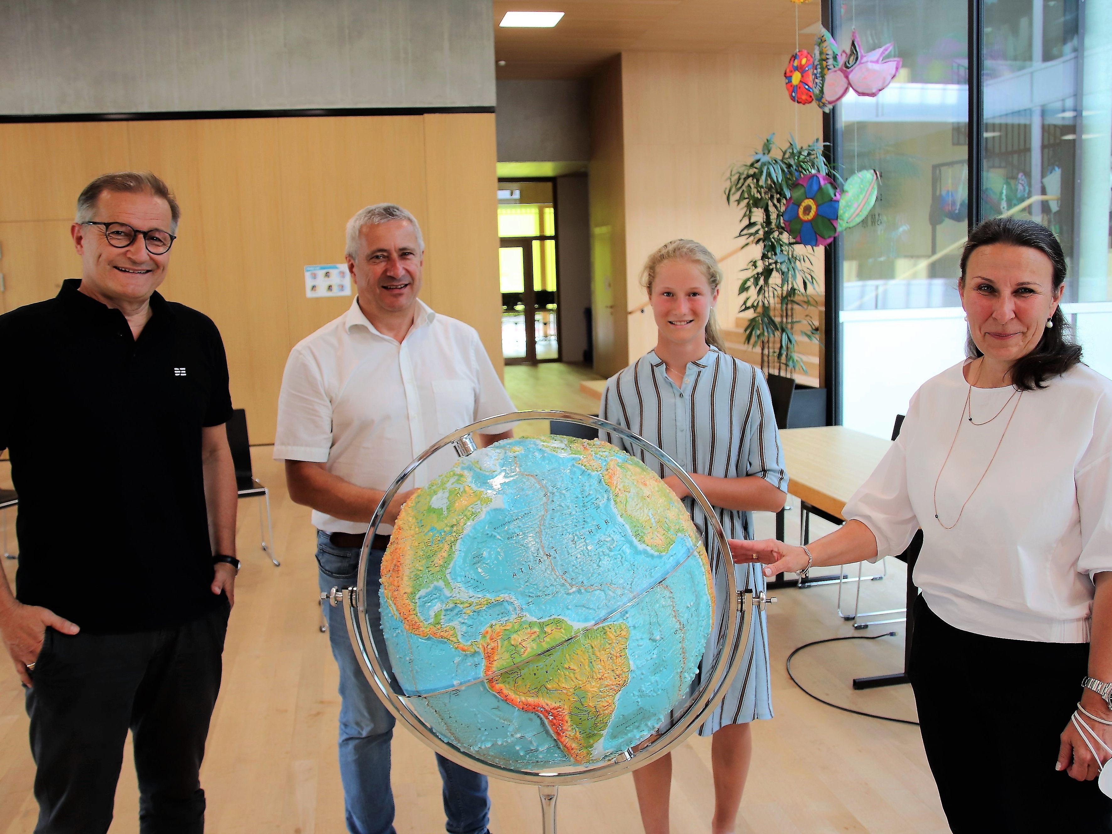Andreas Dorner, Dir. Thomas Koch, Schülervertreterin Lea Wolf und Conny Walch.