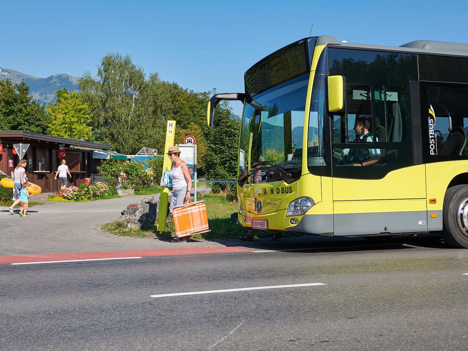 Der Badebus bringt Gäste direkt zu den Paspels-Seen. Tickets gibt es beim Busfahrer. Der Badebus bringt Gäste direkt zu den Paspels-Seen. Tickets gibt es beim Busfahrer.
