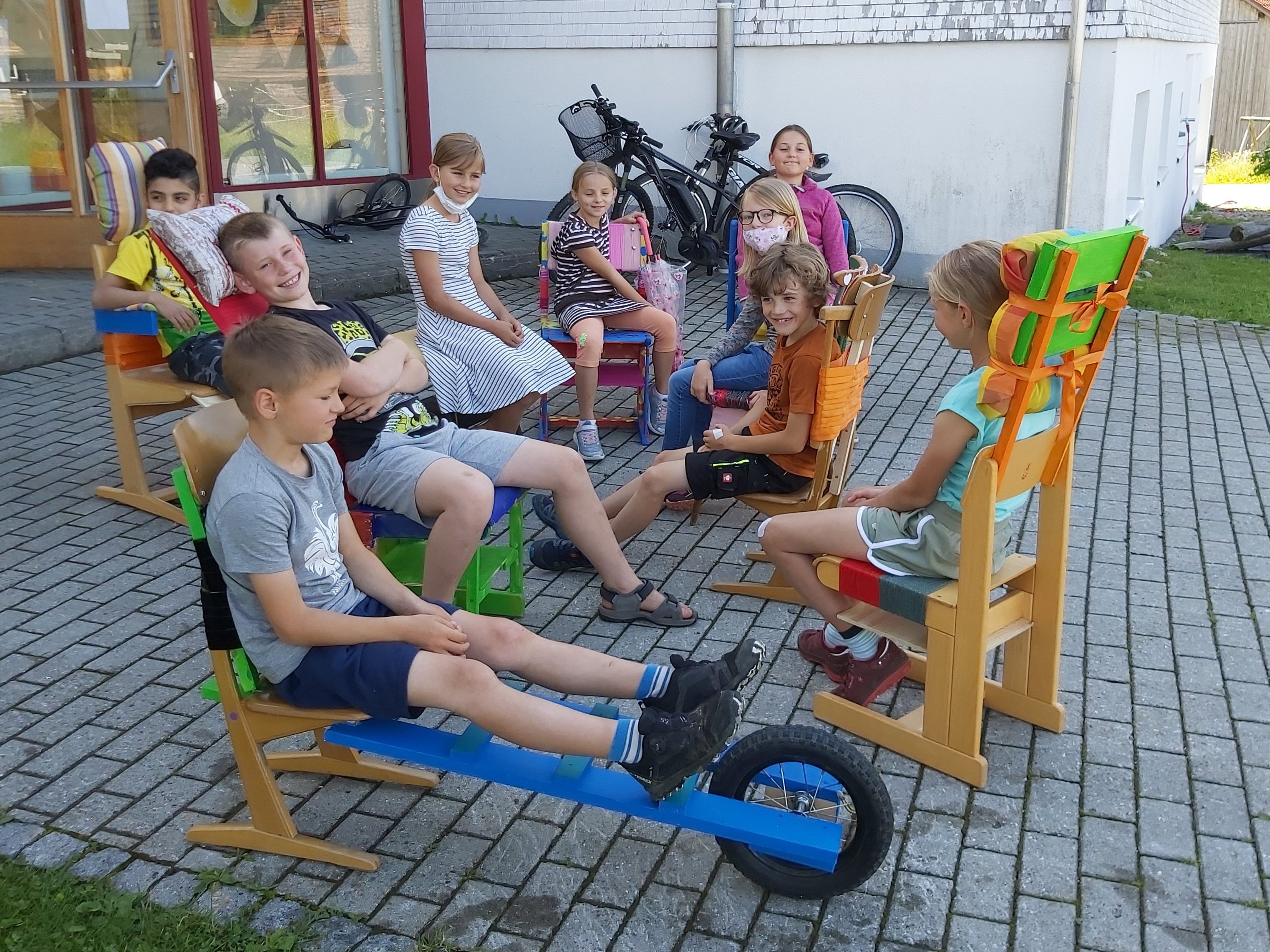 Beim Probesitzen zeigten sich die Sibratsgfäller Kinder von ihren Kreationen begeistert. Beim Probesitzen zeigten sich die Sibratsgfäller Kinder von ihren Kreationen begeistert.