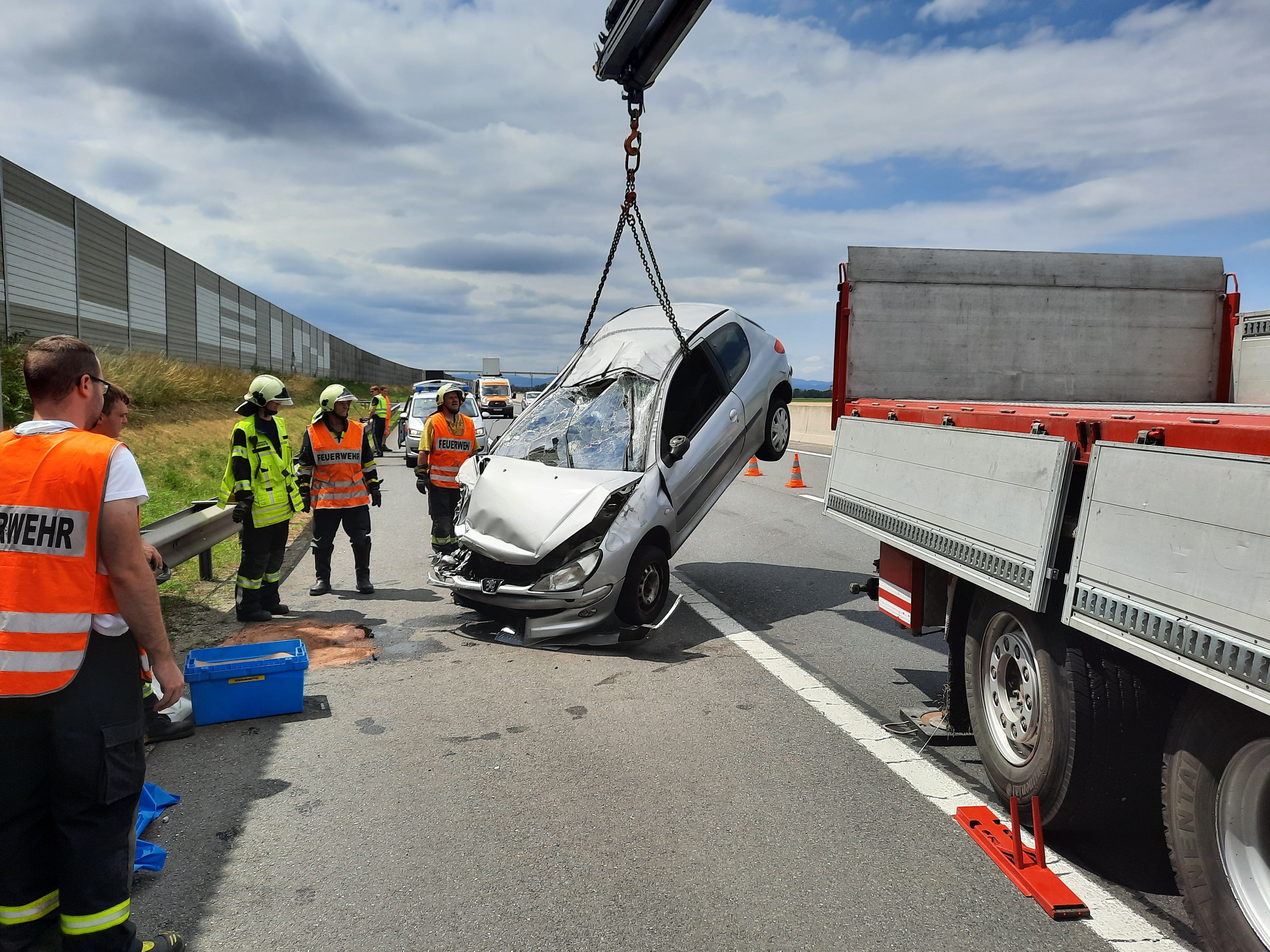 Der Lenker wurde bei dem Unfall leicht verletzt.