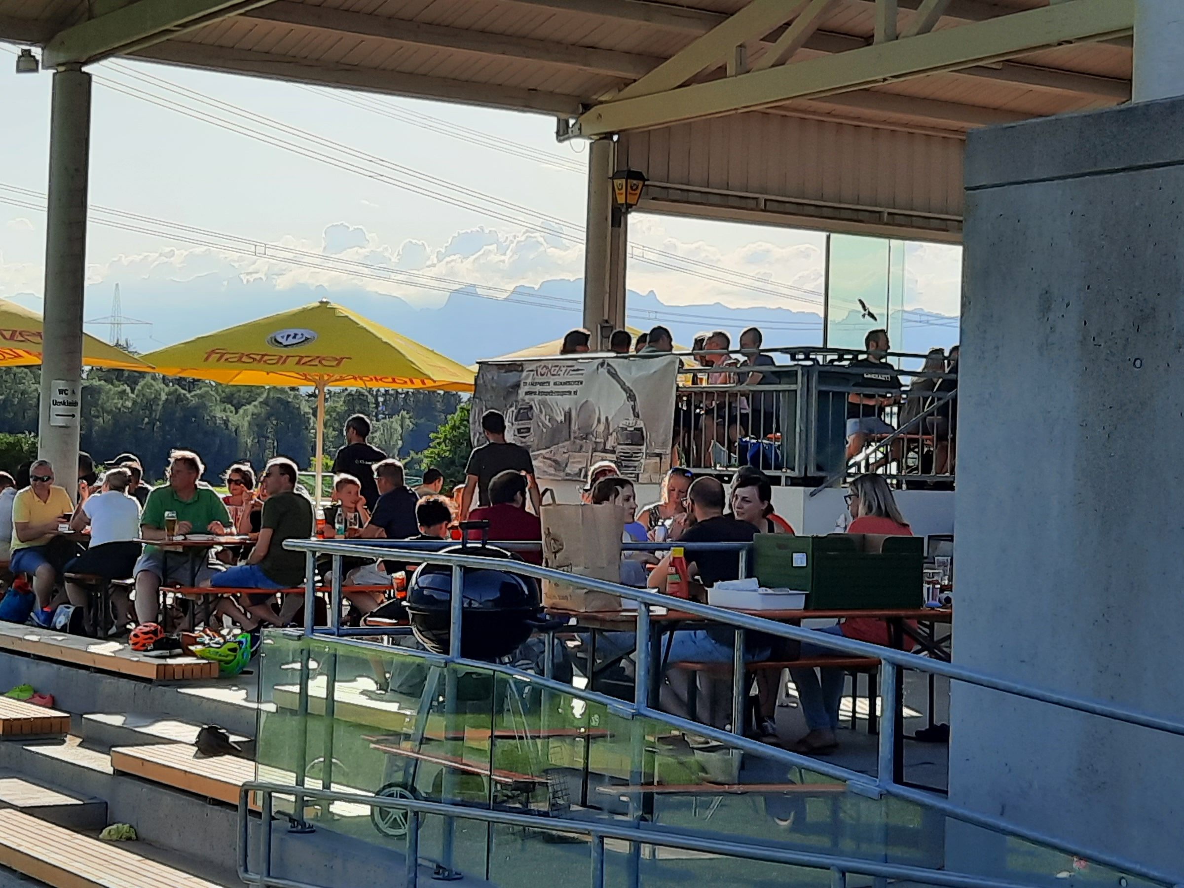 Zahlreiche Nachwuchs Spielerinnen und Spieler des SV Satteins und ihre Familien haben die Saison bei einem gemütlichen Beisammensein ausklingen lassen.