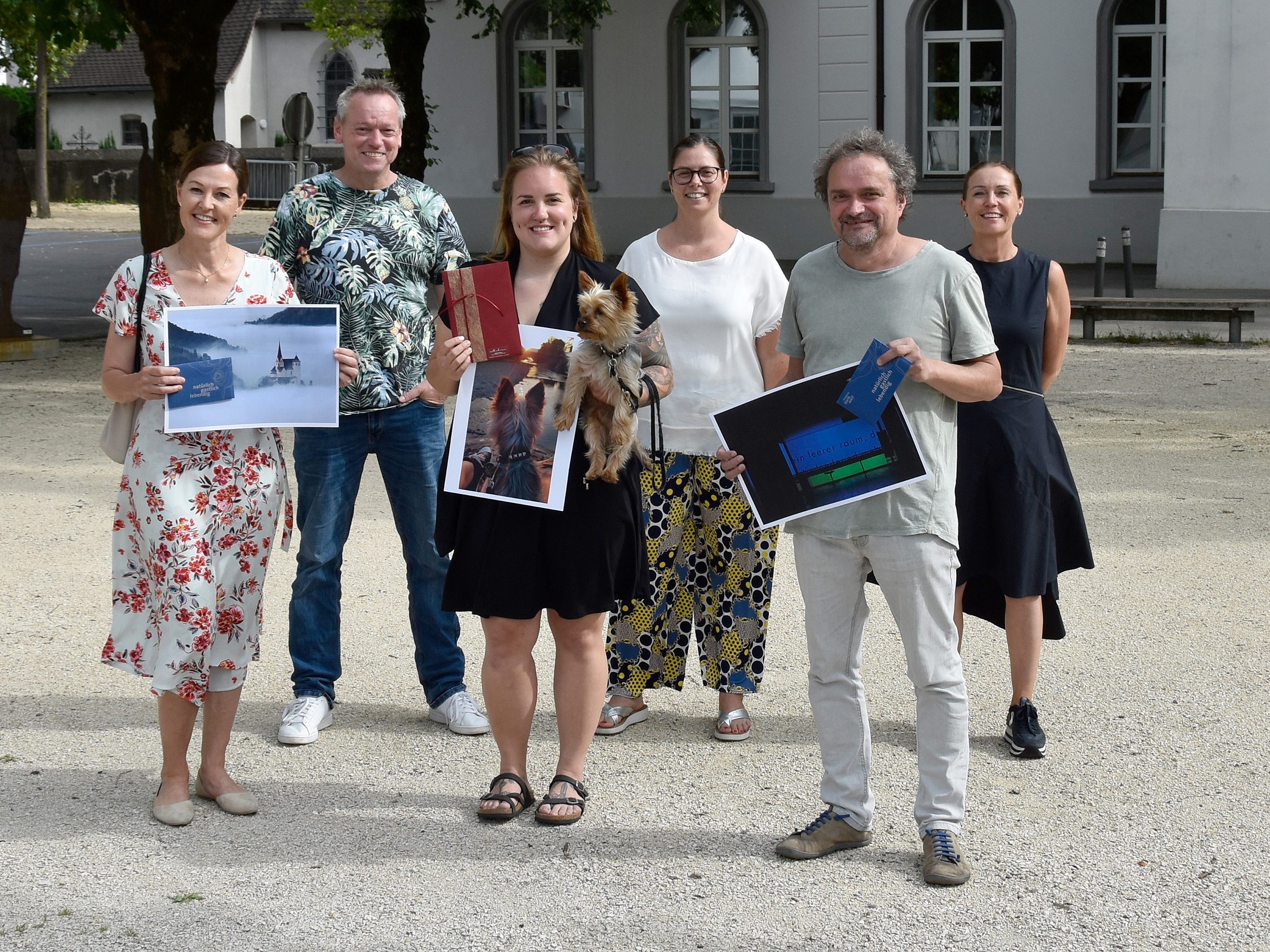 Die Gewinner*innen Barbara Beiser, Janine Baldauf und Josef Blocher mit Bernd Oswald (Organisator und Juror), Bürgermeisterin Katharina Wöß-Krall und Carolin Frei, Leiterin der Gruppe Marketing und Kommunikation in der Marktgemeinde Rankweil. Die Gewinner*innen Barbara Beiser, Janine Baldauf und Josef Blocher mit Bernd Oswald (Organisator und Juror), Bürgermeisterin Katharina Wöß-Krall und Carolin Frei, Leiterin der Gruppe Marketing und Kommunikation in der Marktgemeinde Rankweil.