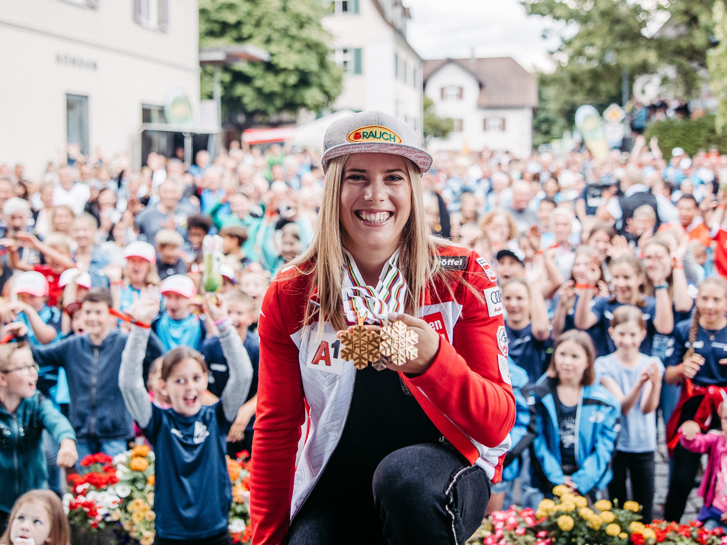 Medaillenfeier am Göfner Dorfplatz für heimisches Ski-Ass. Medaillenfeier am Göfner Dorfplatz für heimisches Ski-Ass.