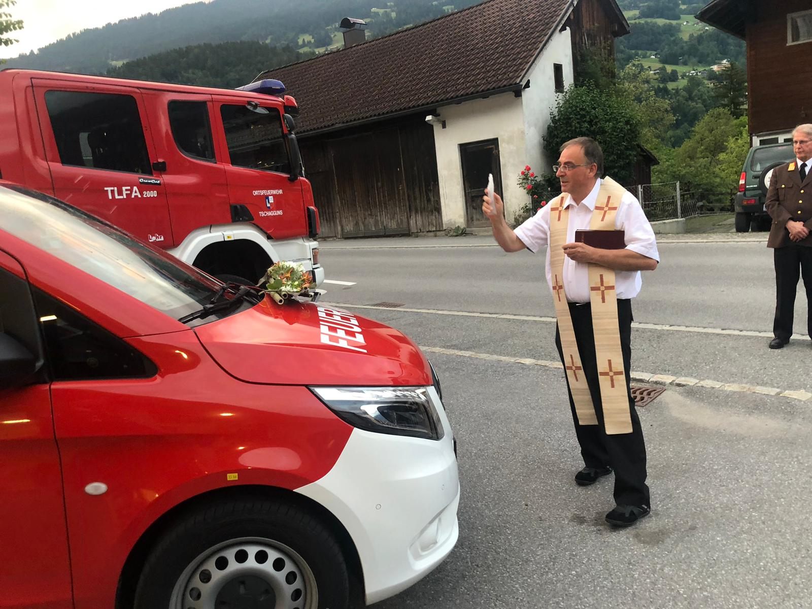 Den kirchlichen Segen für das neue Fahrzeug gab es von Pfarrer Hans Tinkhauser. Den kirchlichen Segen für das neue Fahrzeug gab es von Pfarrer Hans Tinkhauser.