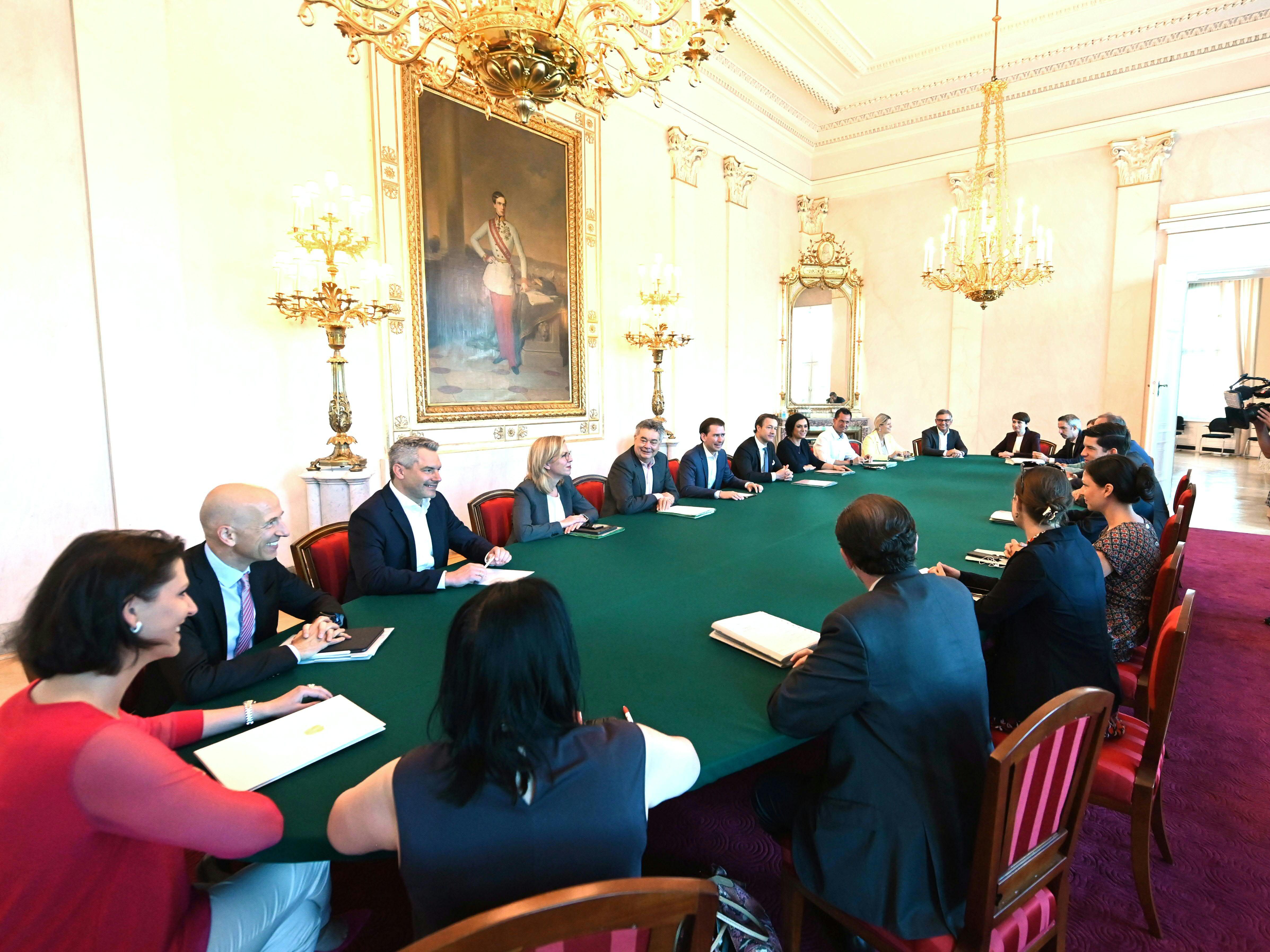 Pressekonferenz nach dem Sommerministerrat. Pressekonferenz nach dem Sommerministerrat.