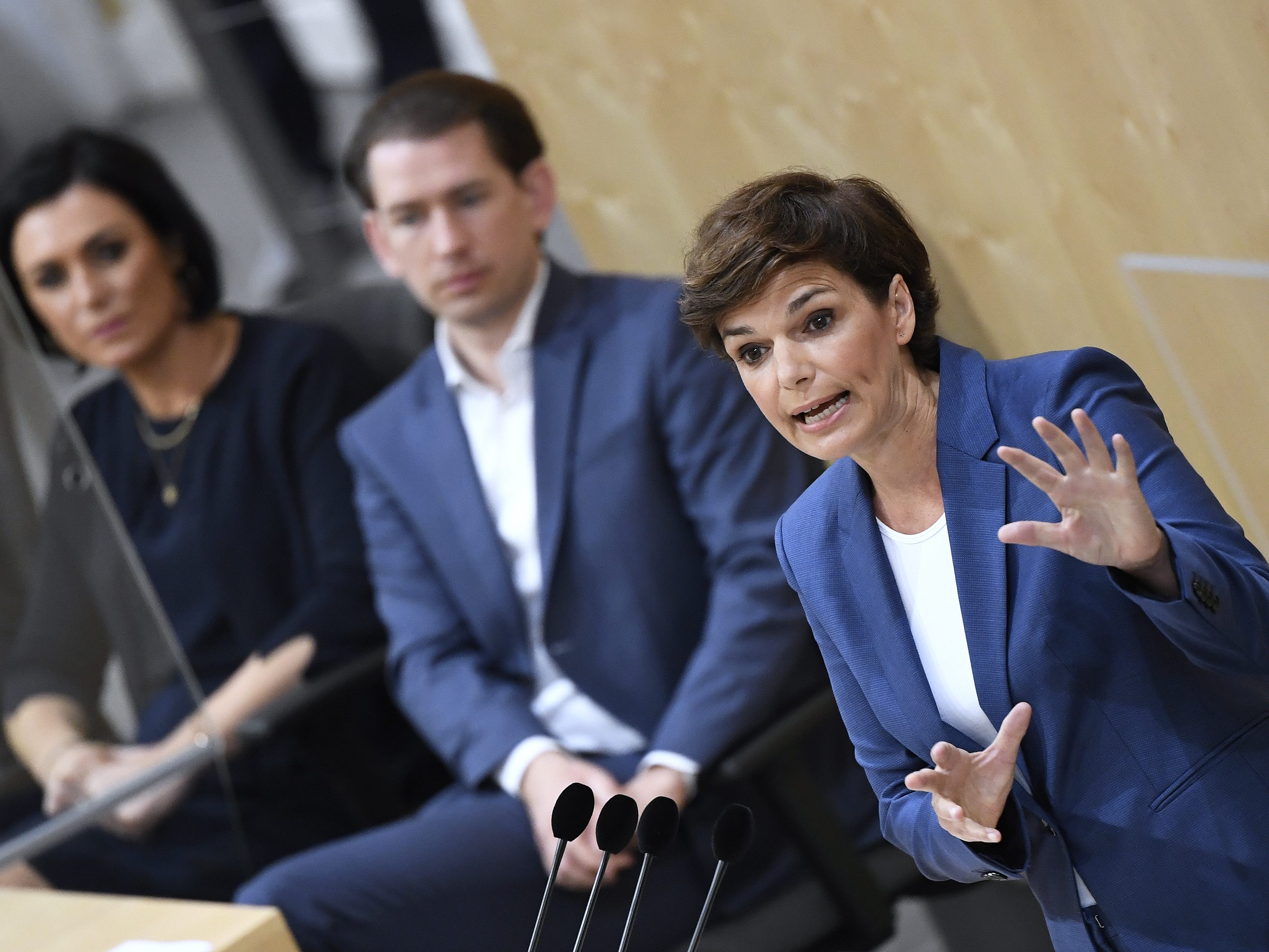 Am heutigen Mittwoch wurde die Krisenkosten debattiert. Am heutigen Mittwoch wurde die Krisenkosten debattiert.
