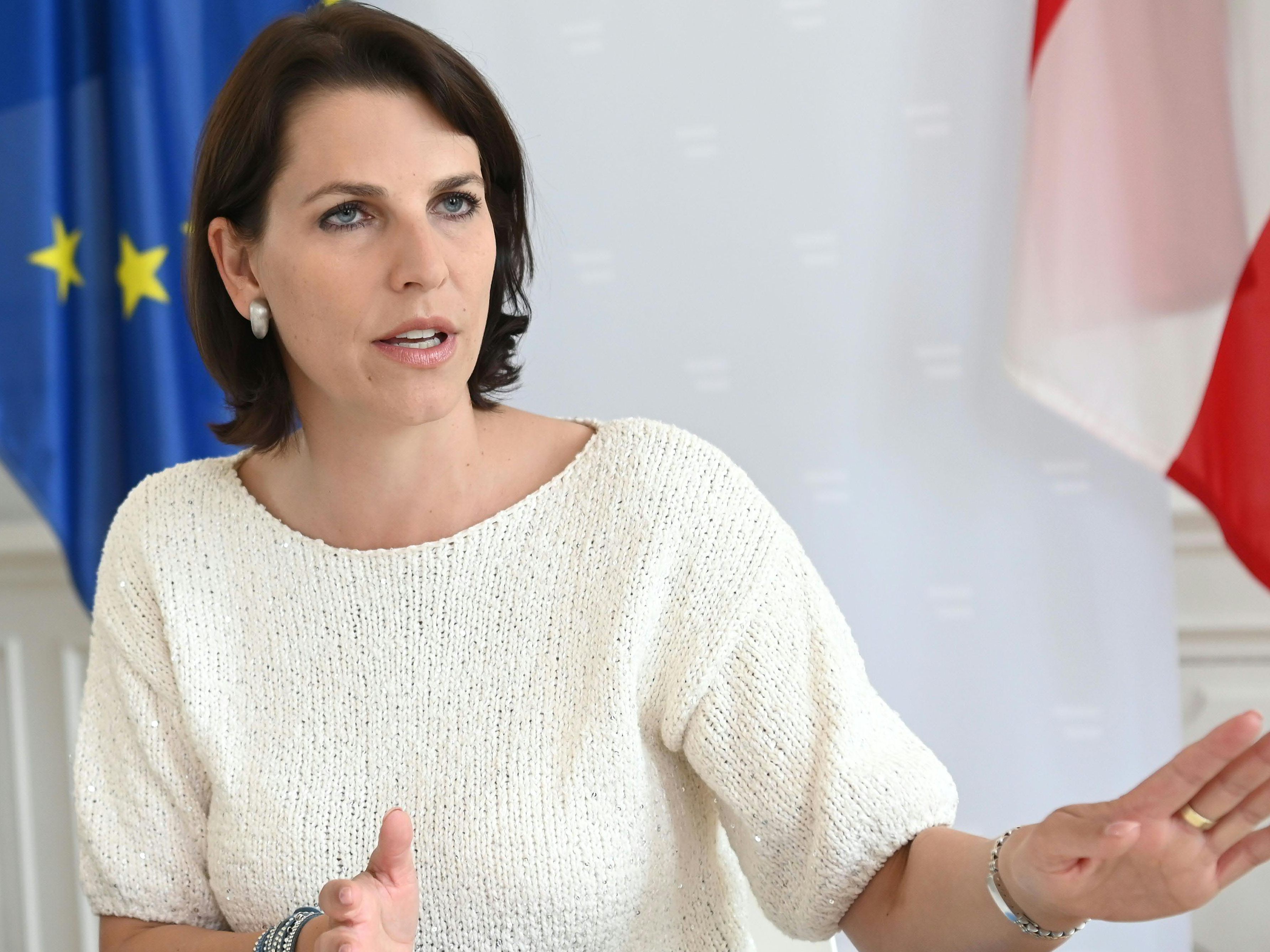 Keine Sterbehilfe-Werbung sollte es nach Meinung von Karoline Edtstadler geben.