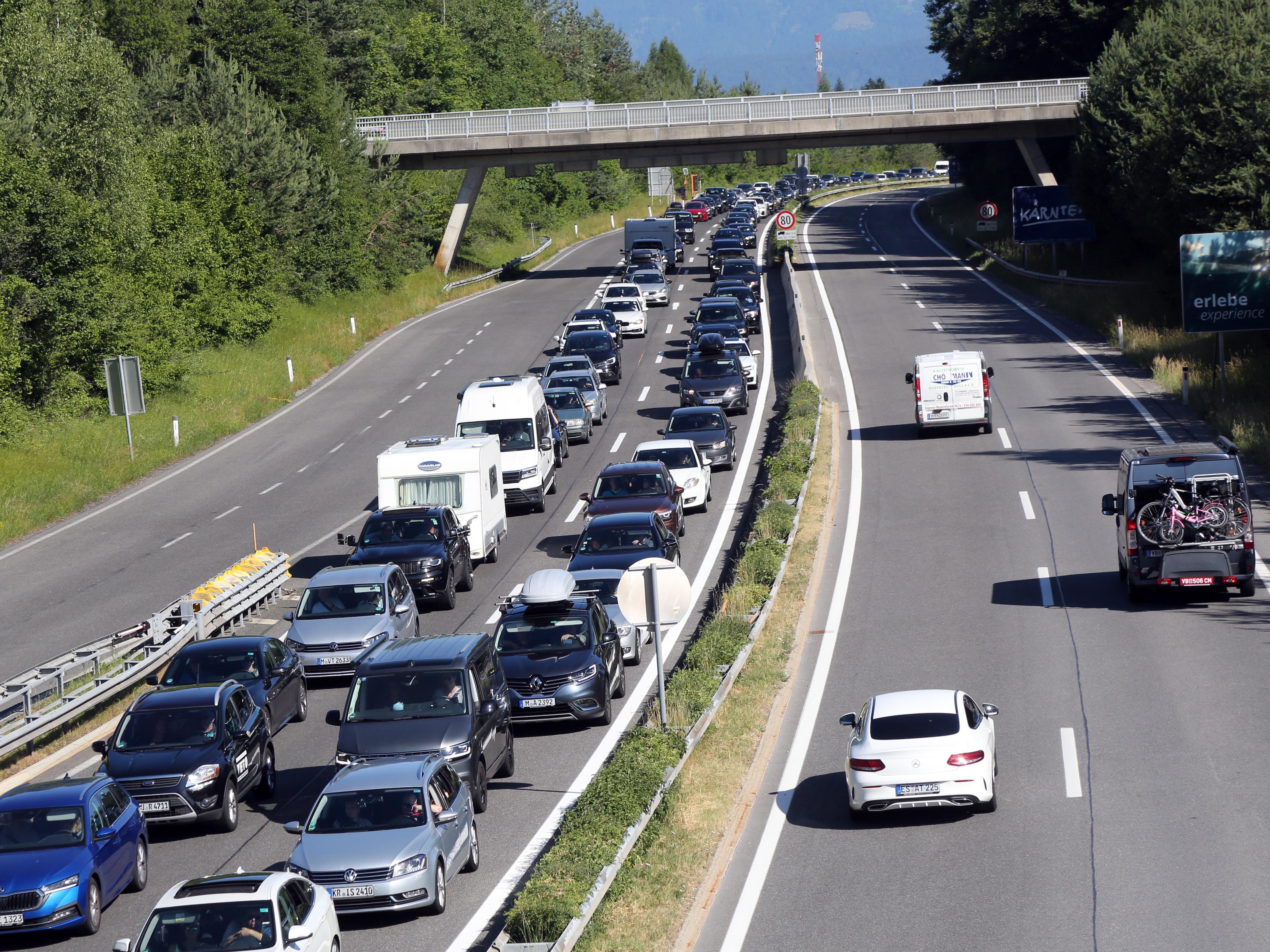 Vor dem Karawankentunnel gab es bereits am Vormittag elf Kilometer Rückstau.