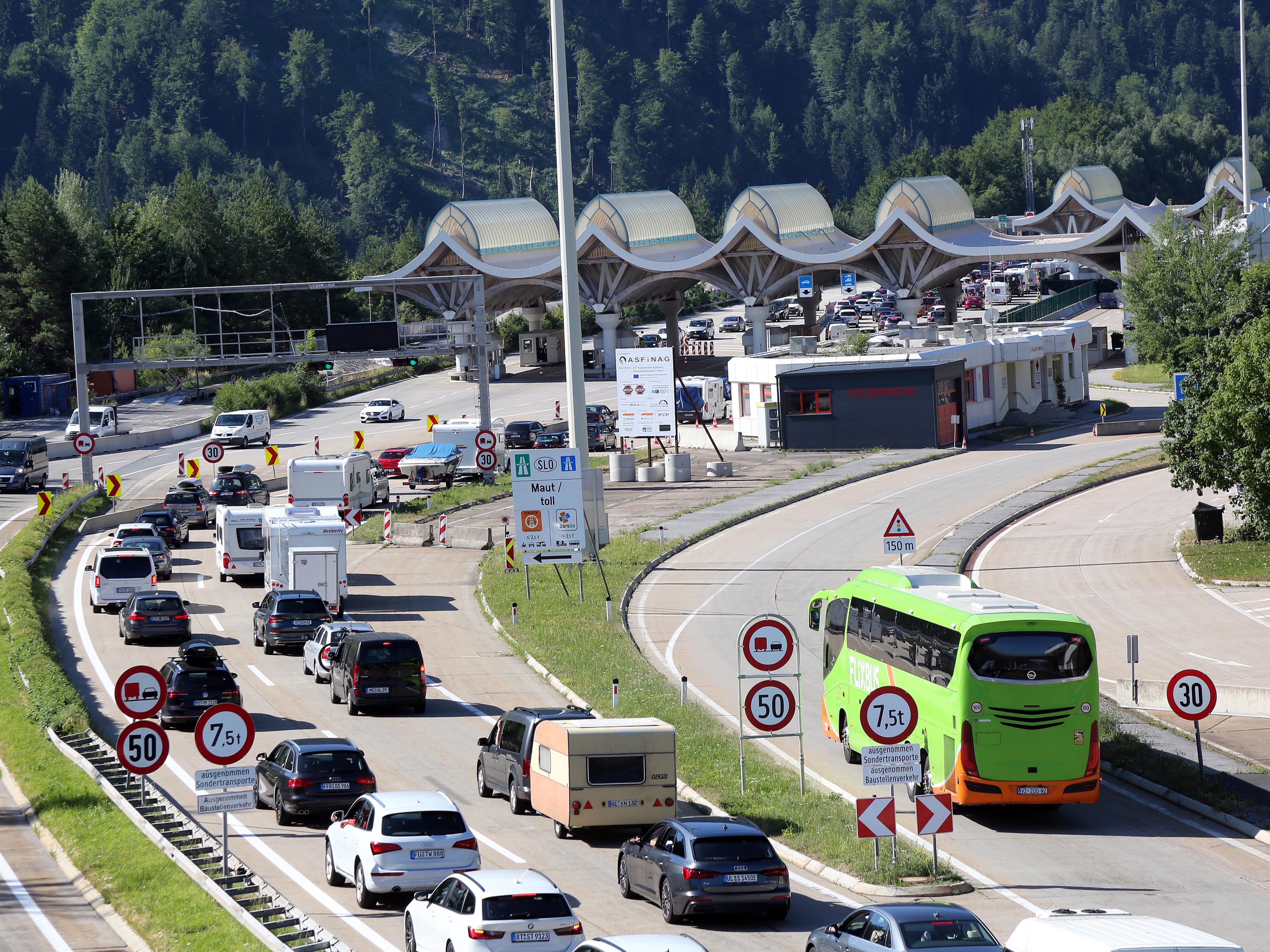 Die erste Reisewelle des Sommers rollte am Samstag über Österreichs Straßen. Die erste Reisewelle des Sommers rollte am Samstag über Österreichs Straßen.