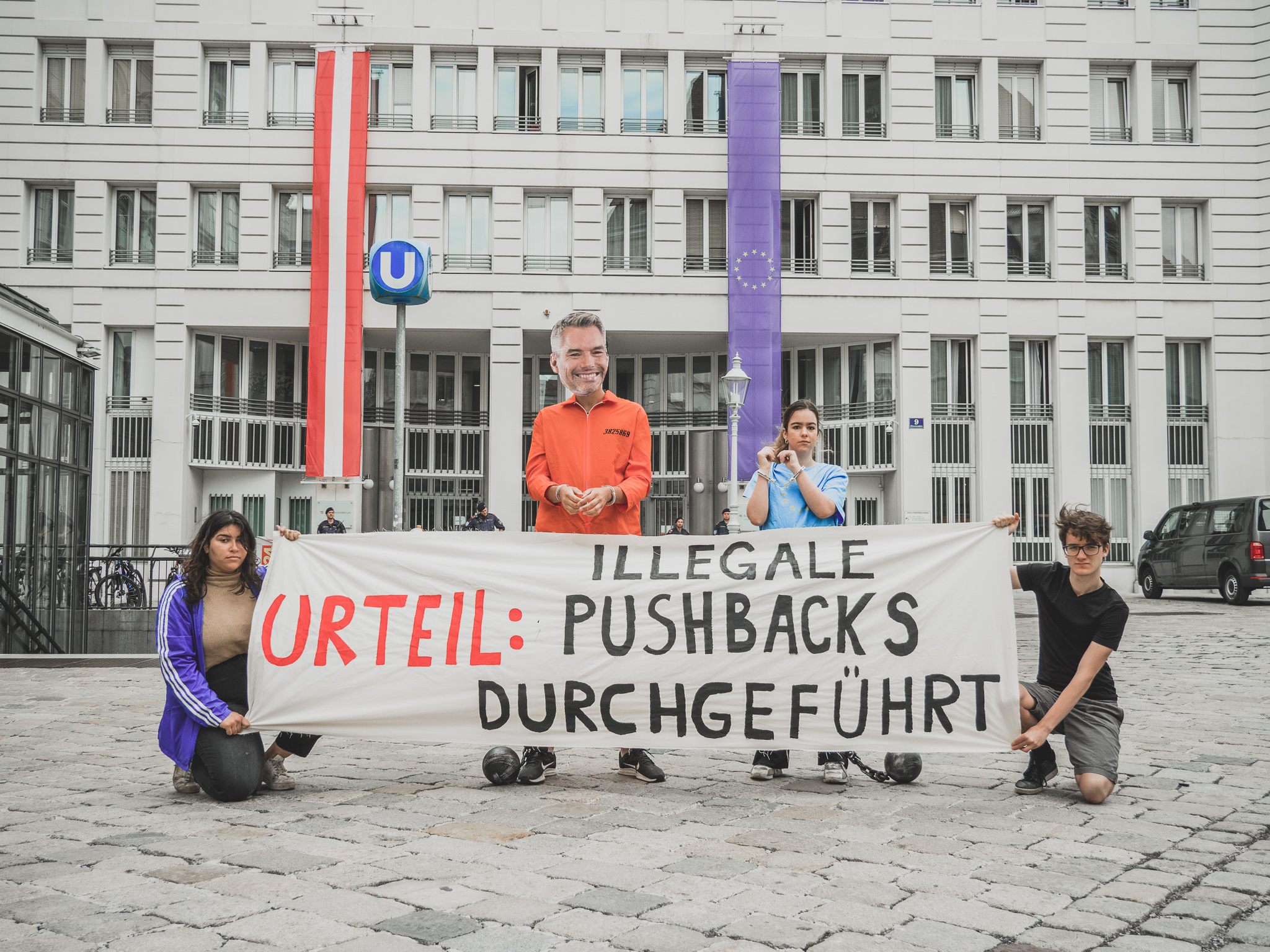 Dem Innenminister und der EU wurden sinnbildlich Handschellen angelegt. Dem Innenminister und der EU wurden sinnbildlich Handschellen angelegt.