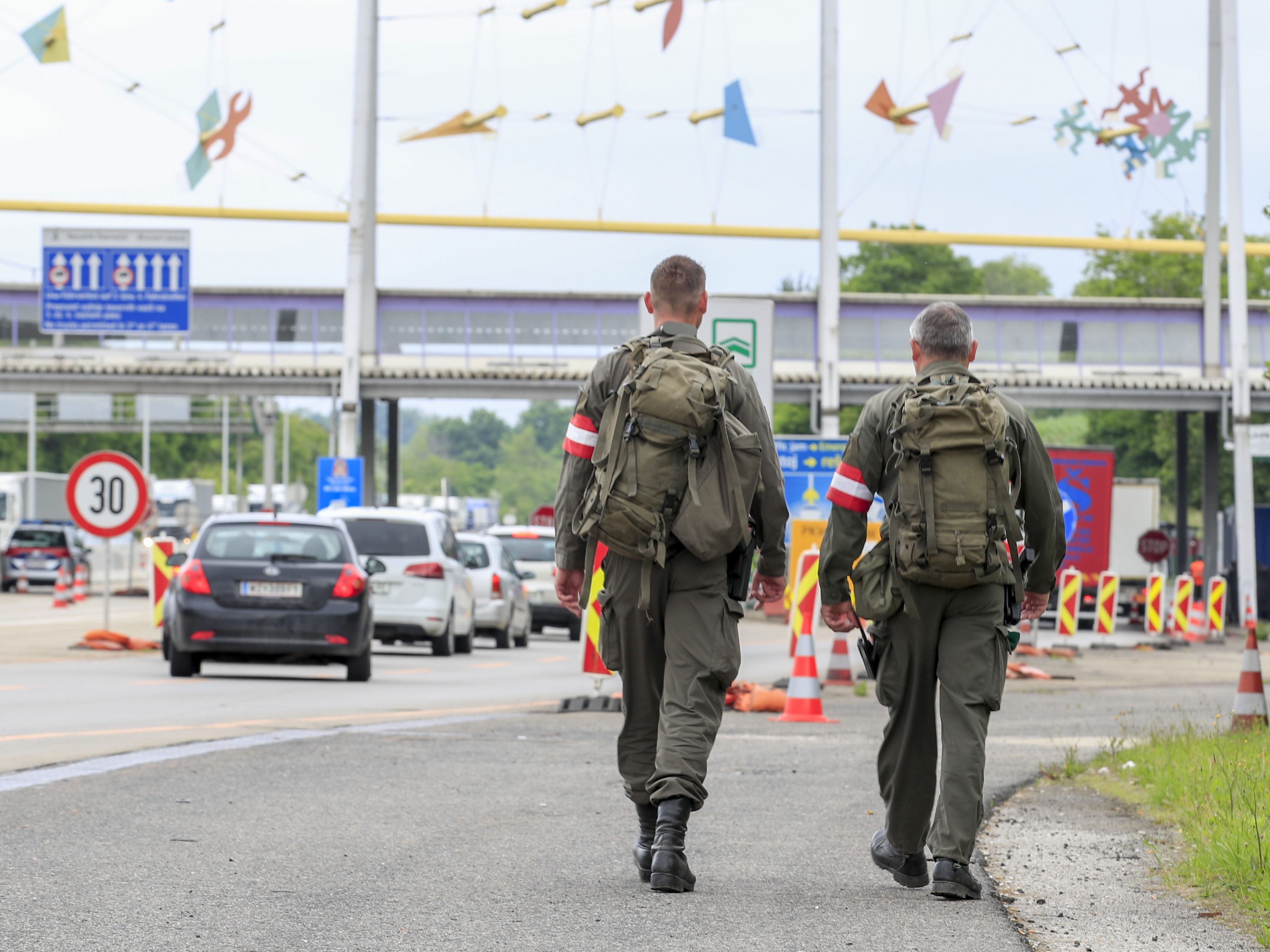 Österreich schickt zusätzlich Soldaten an die Grenze. Österreich schickt zusätzlich Soldaten an die Grenze.