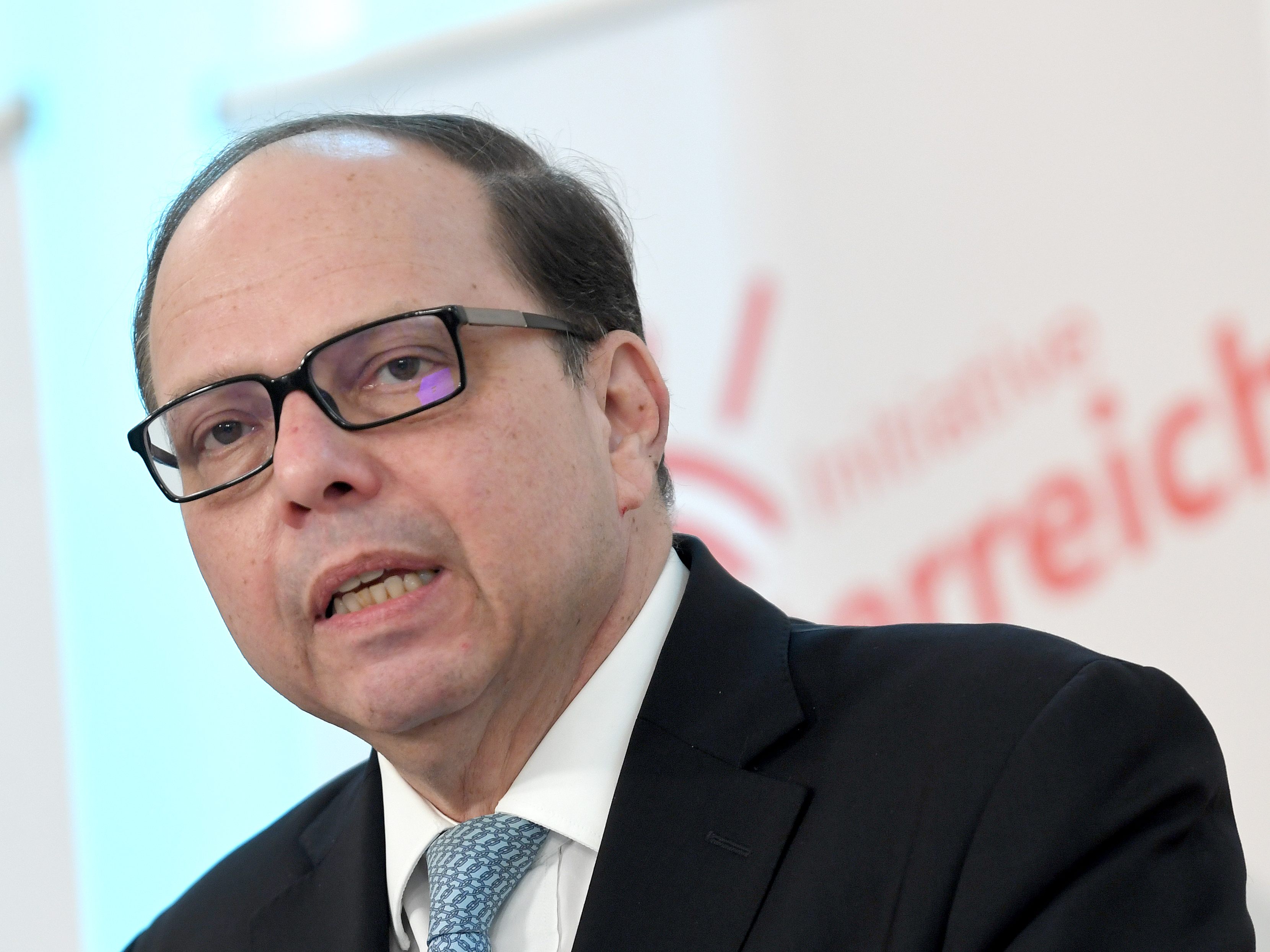 ÖÄK-Präsident Szekeres erläutert, dass ein systematischer Bettenabbau der falsche Weg gewesen wäre
