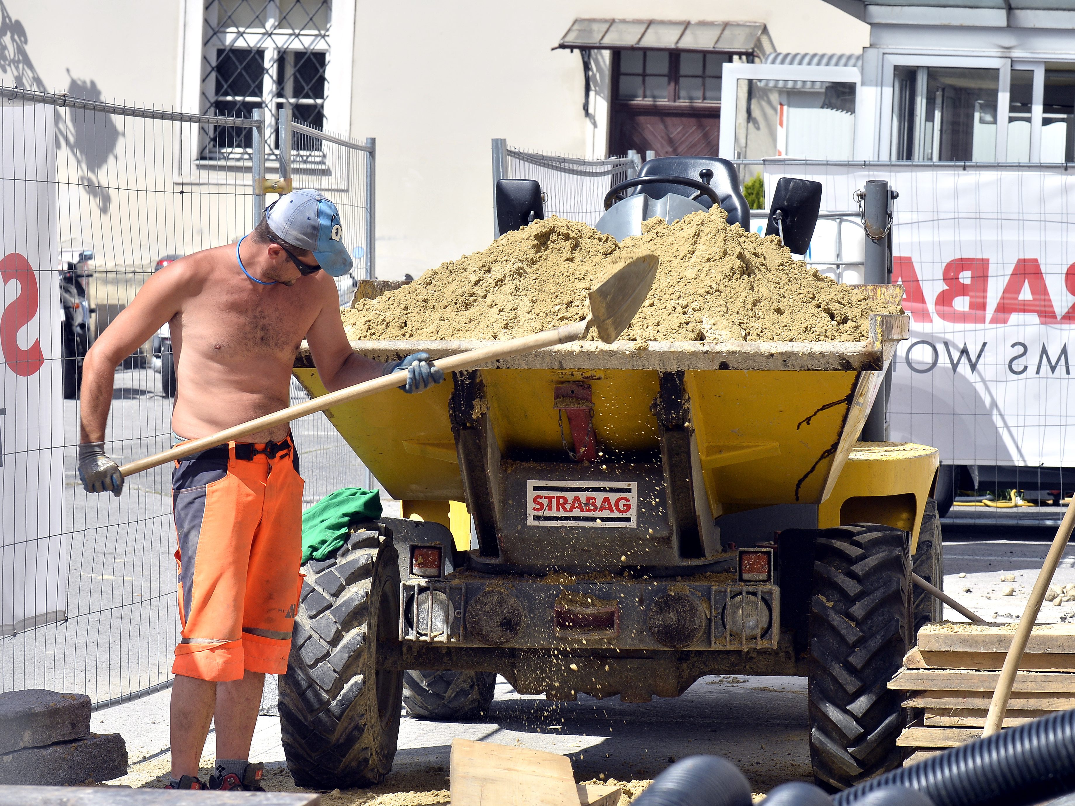 Mehr Baufirmen sollen die Hitzeregelung nutzen - notfalls brauche es eine rechtliche Verankerung, so AK und Gewerkschaft