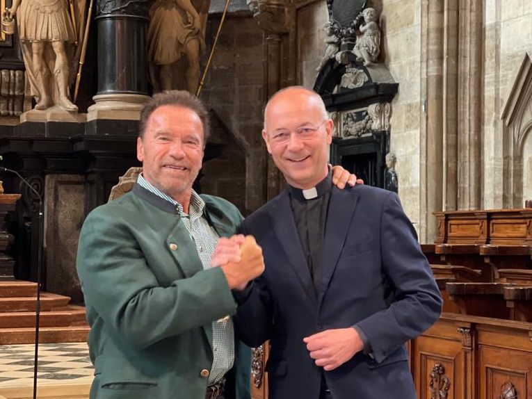 Arnold Schwarzenegger spielte im Wiener Stephansdom die Orgel.