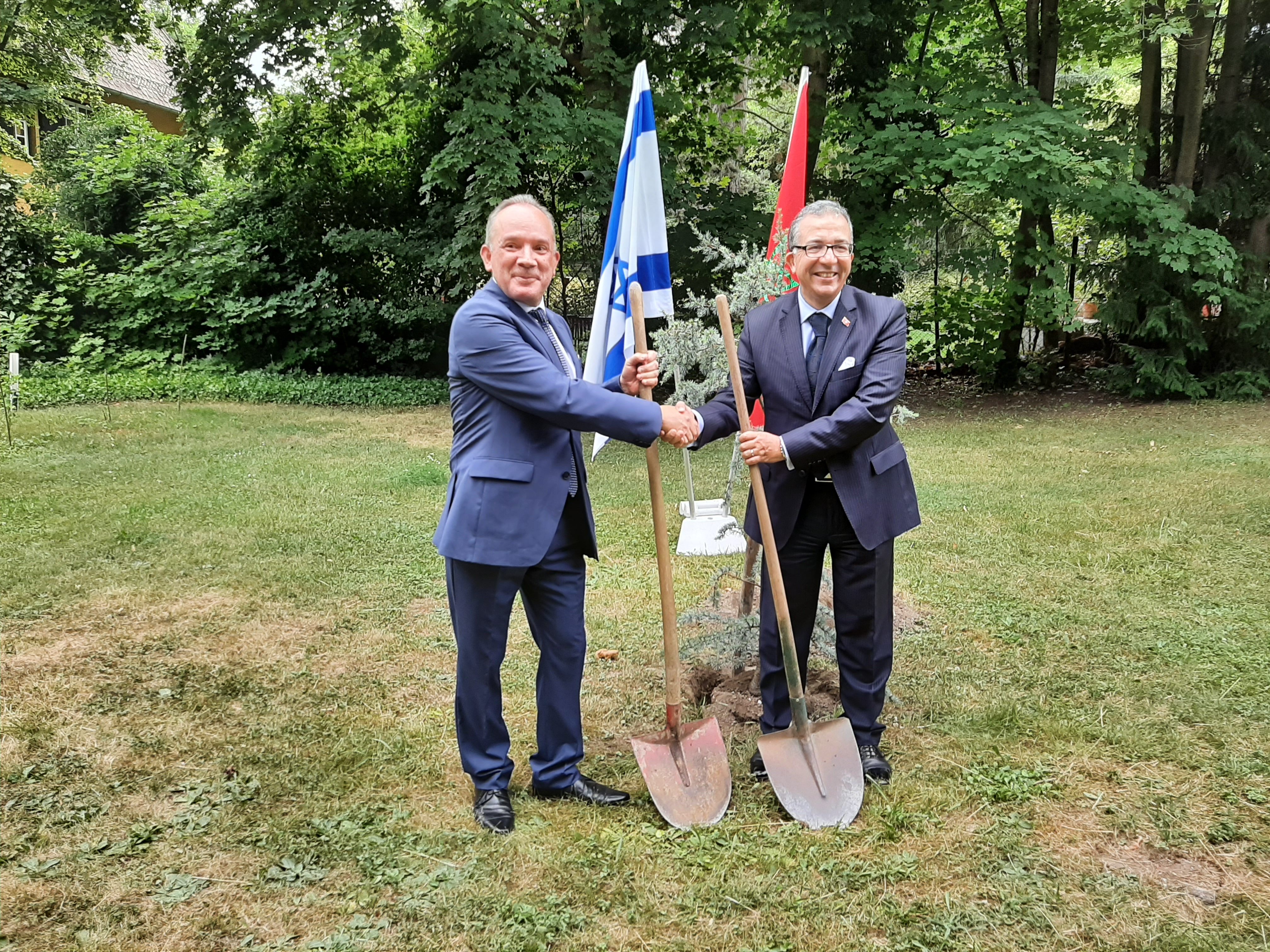 Israels und Marokkos Botschafter pflanzten Freundschaftsbaum in Wien. Israels und Marokkos Botschafter pflanzten Freundschaftsbaum in Wien.