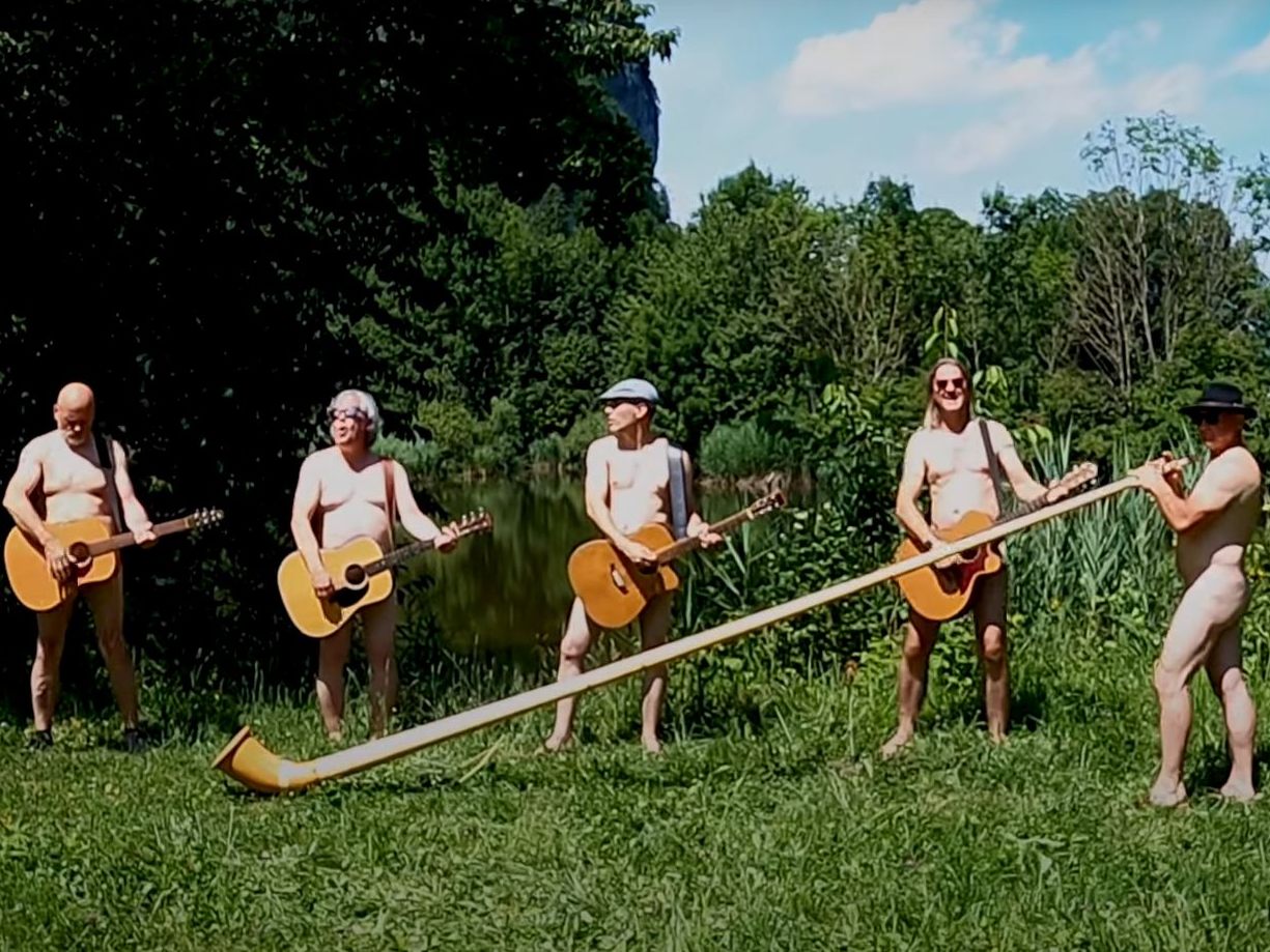 Mit der Botschaft, "Nockat, san ma alle gleich“ starten die fünf Musiker Ihre Tour 2021.