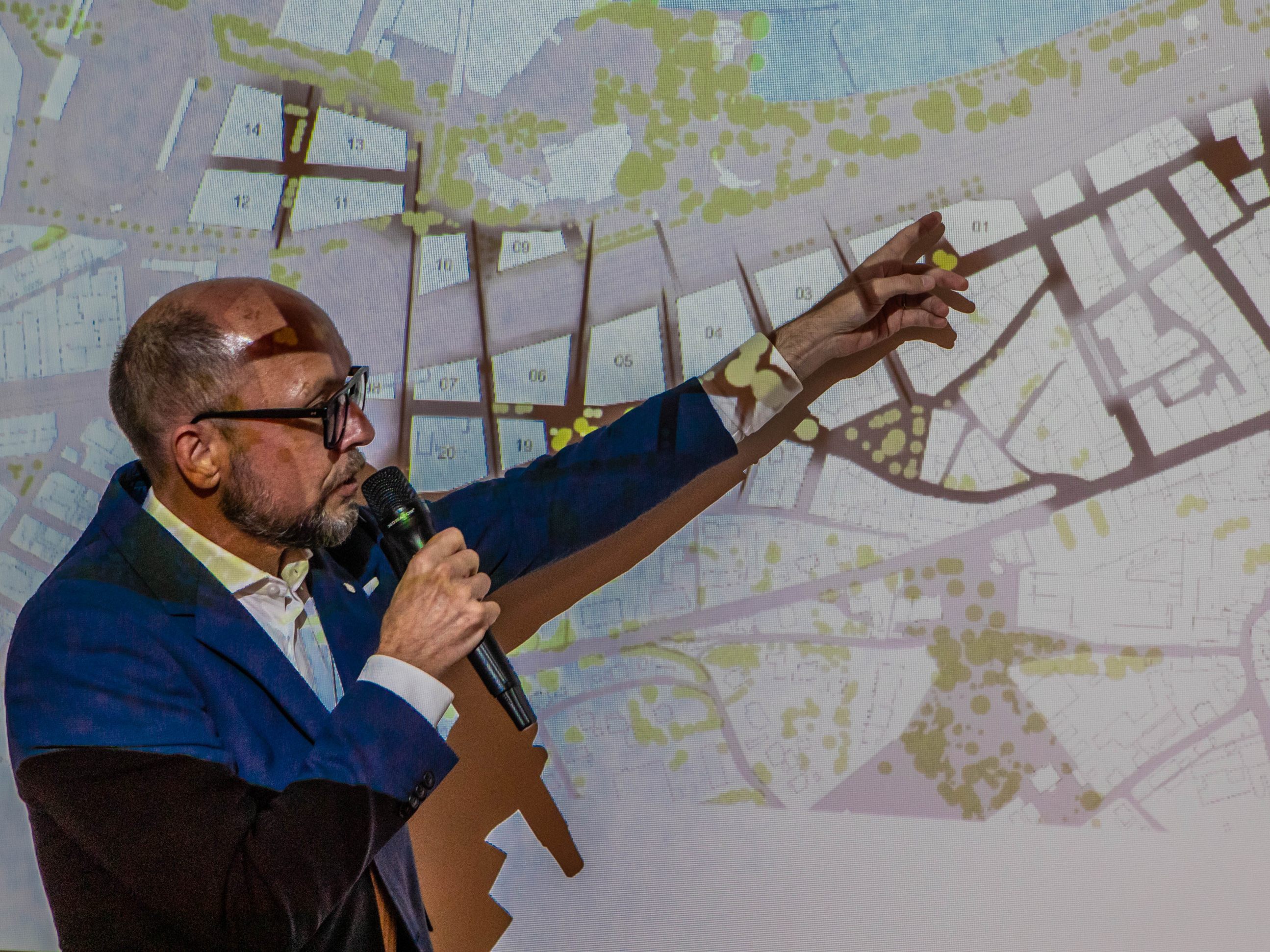 Bürgermeister Michael Ritsch stellt den Plan für "Bregenz Mitte" vor.