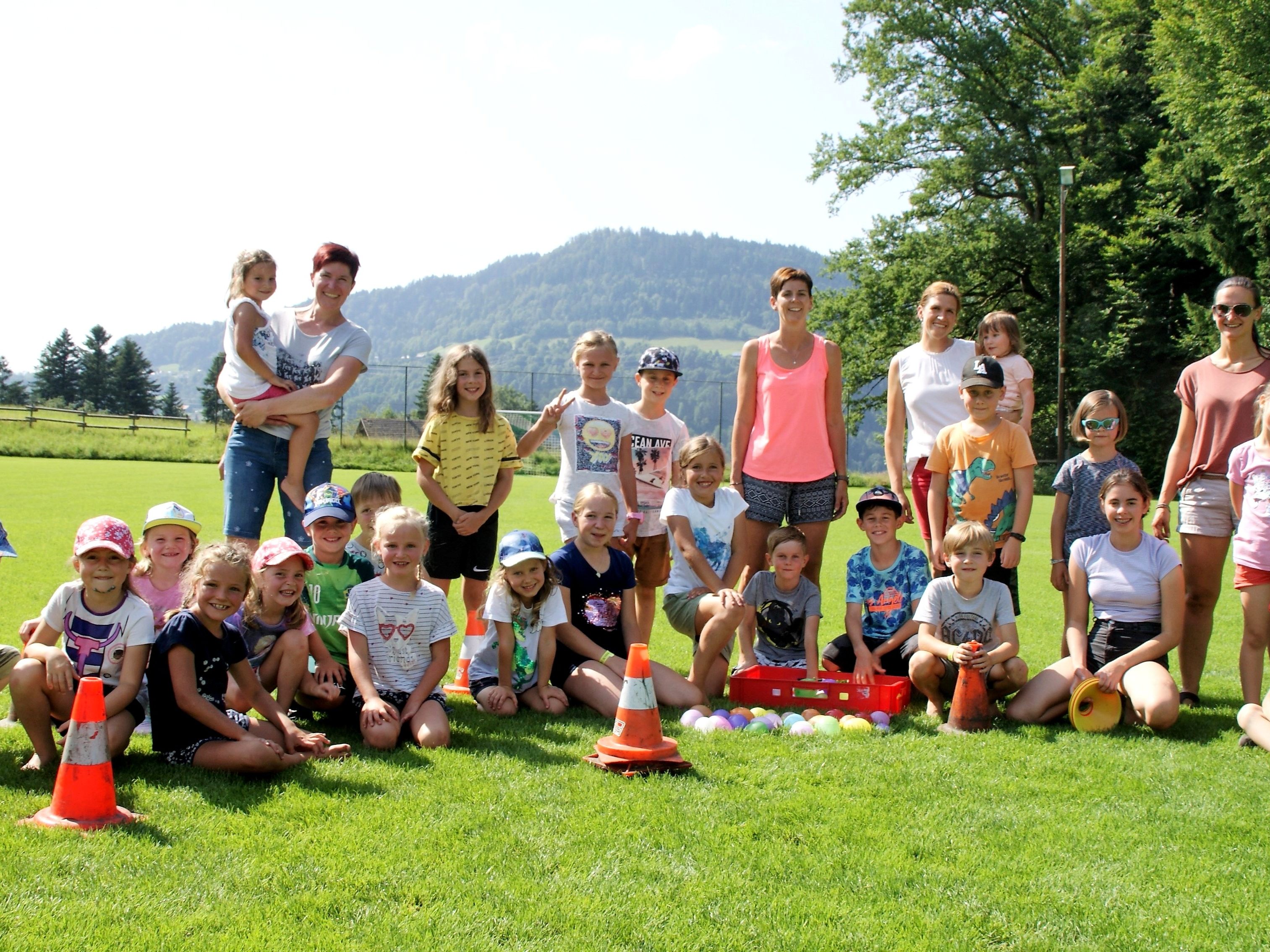 Die Kinder führten beim Spielenachmittag am Bucher Sportplatz Regie. Die Kinder führten beim Spielenachmittag am Bucher Sportplatz Regie.