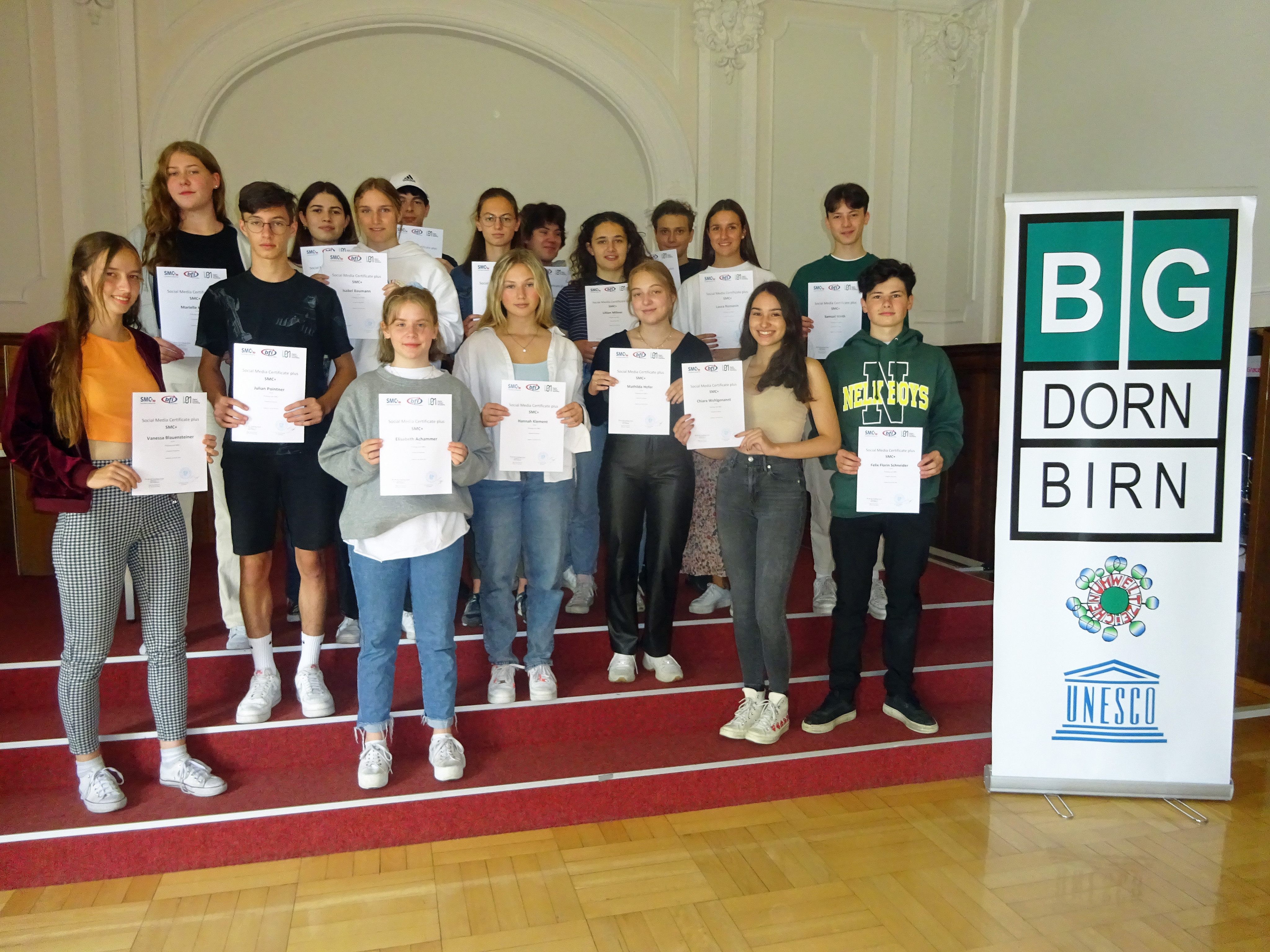 Die Schüler wurden im kritischen Umgang mit sozialen Medien geschult. Die Schüler wurden im kritischen Umgang mit sozialen Medien geschult.