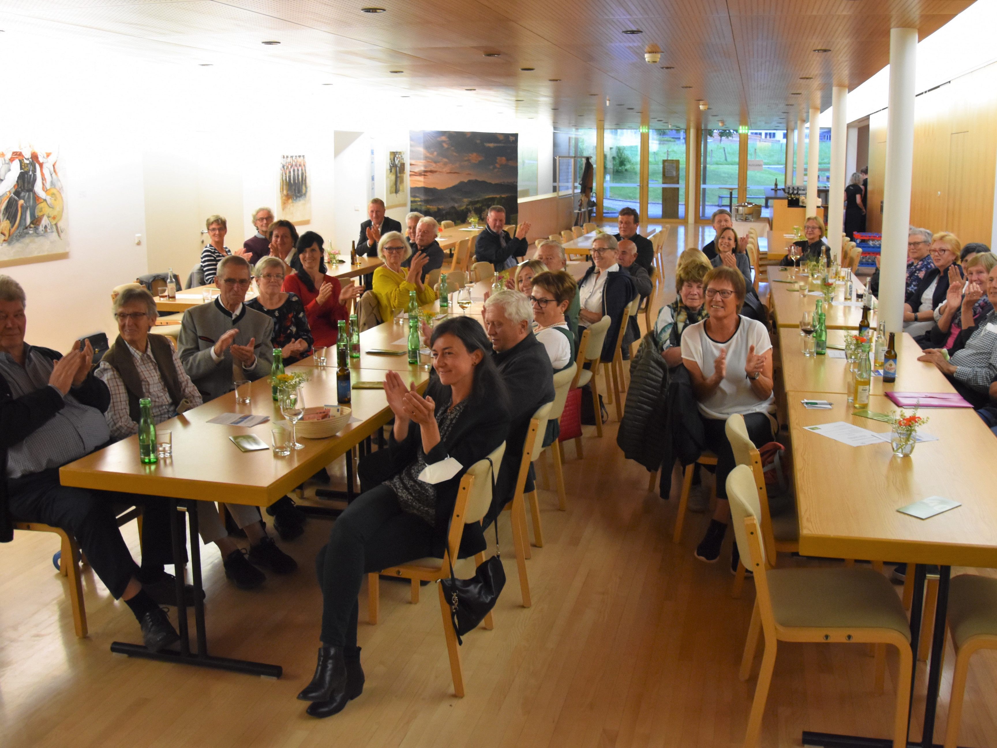 Großer Applaus der Besucher für die engagierte Arbeit des Heimatpflegevereins Bregenzerwald. Großer Applaus der Besucher für die engagierte Arbeit des Heimatpflegevereins Bregenzerwald.