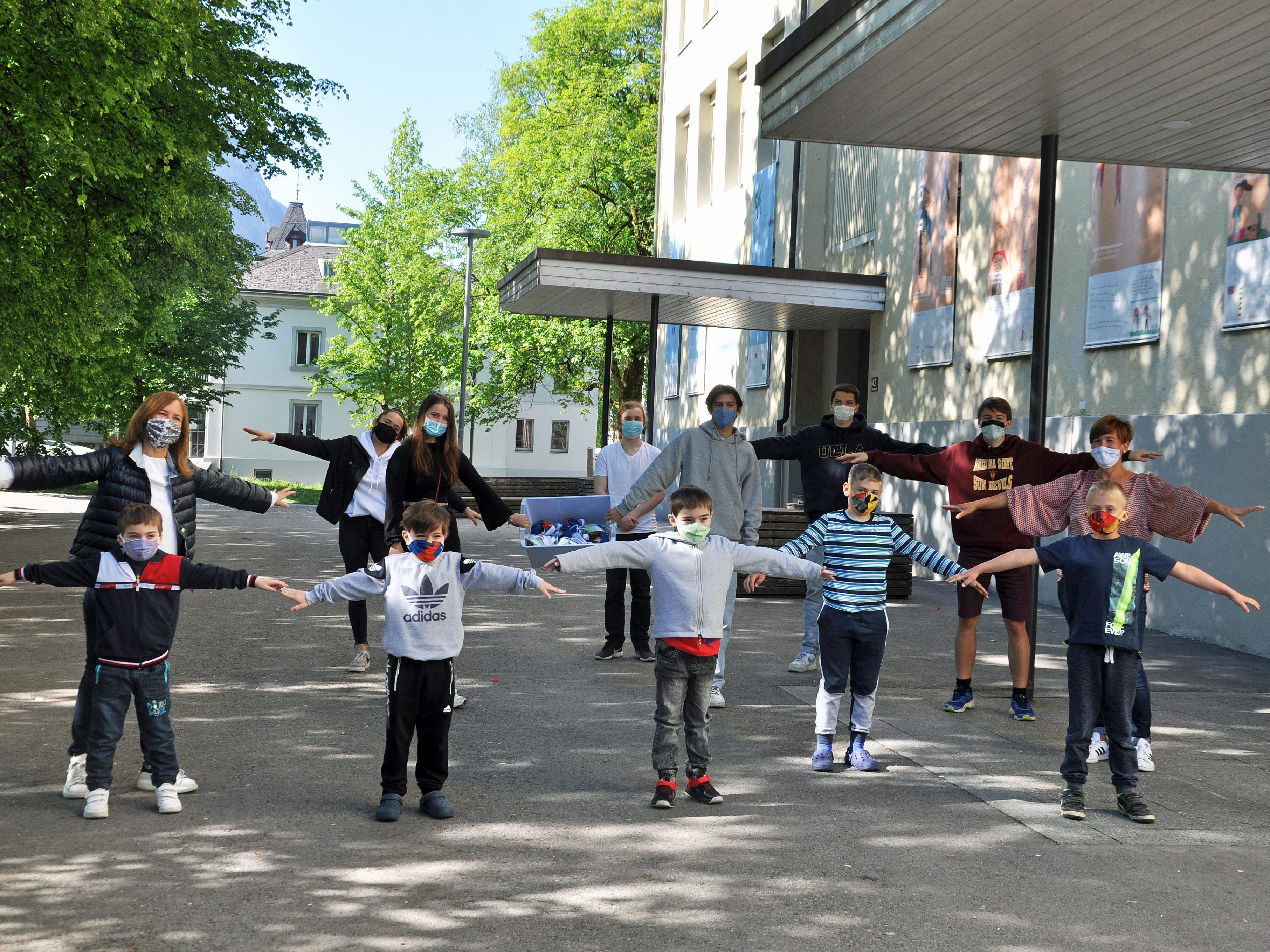 Die Gymnasiasten nähten für die Kinder der benachbarten Volksschule wiederverwendbare Stoffmasken. Die Gymnasiasten nähten für die Kinder der benachbarten Volksschule wiederverwendbare Stoffmasken.