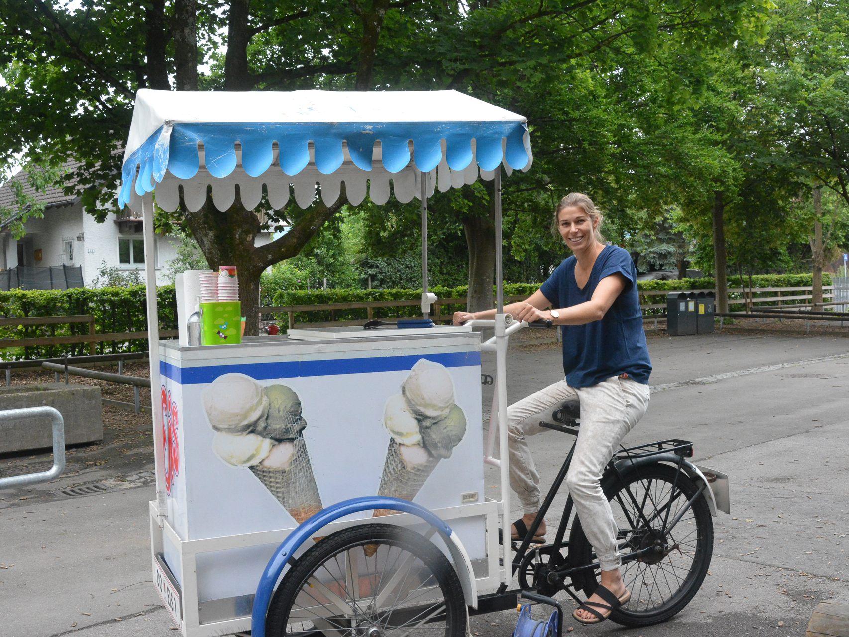 Die Schüler der Volksschule Rotkreuz werden in der letzten Schulwoche mit einem Eisfahrrad überrascht. Die Schüler der Volksschule Rotkreuz werden in der letzten Schulwoche mit einem Eisfahrrad überrascht.