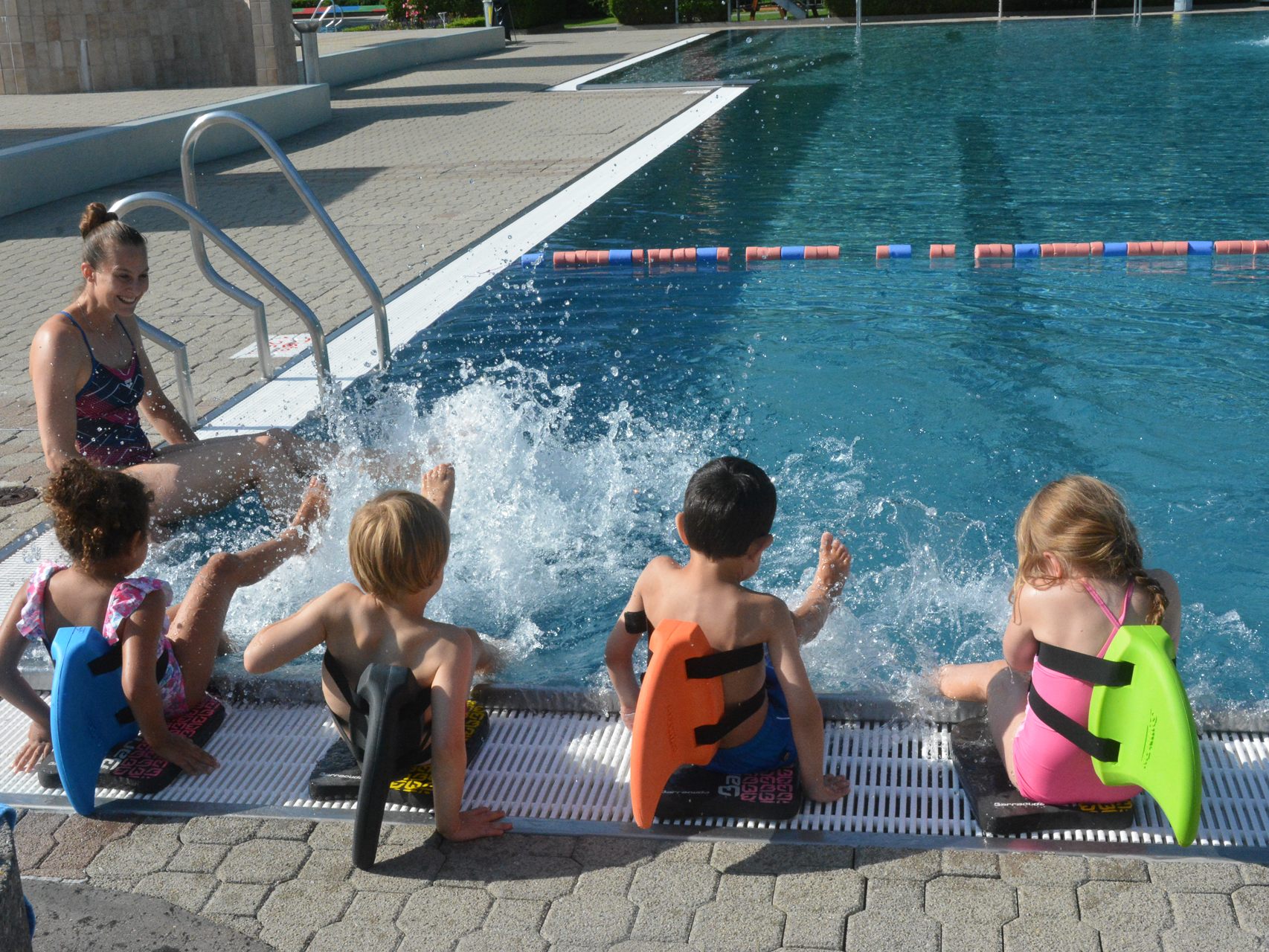 In kleinen Gruppen bringt Schwimmlehrerin Hannah Wiedemann (28) den Kindern das Schwimmen bei.