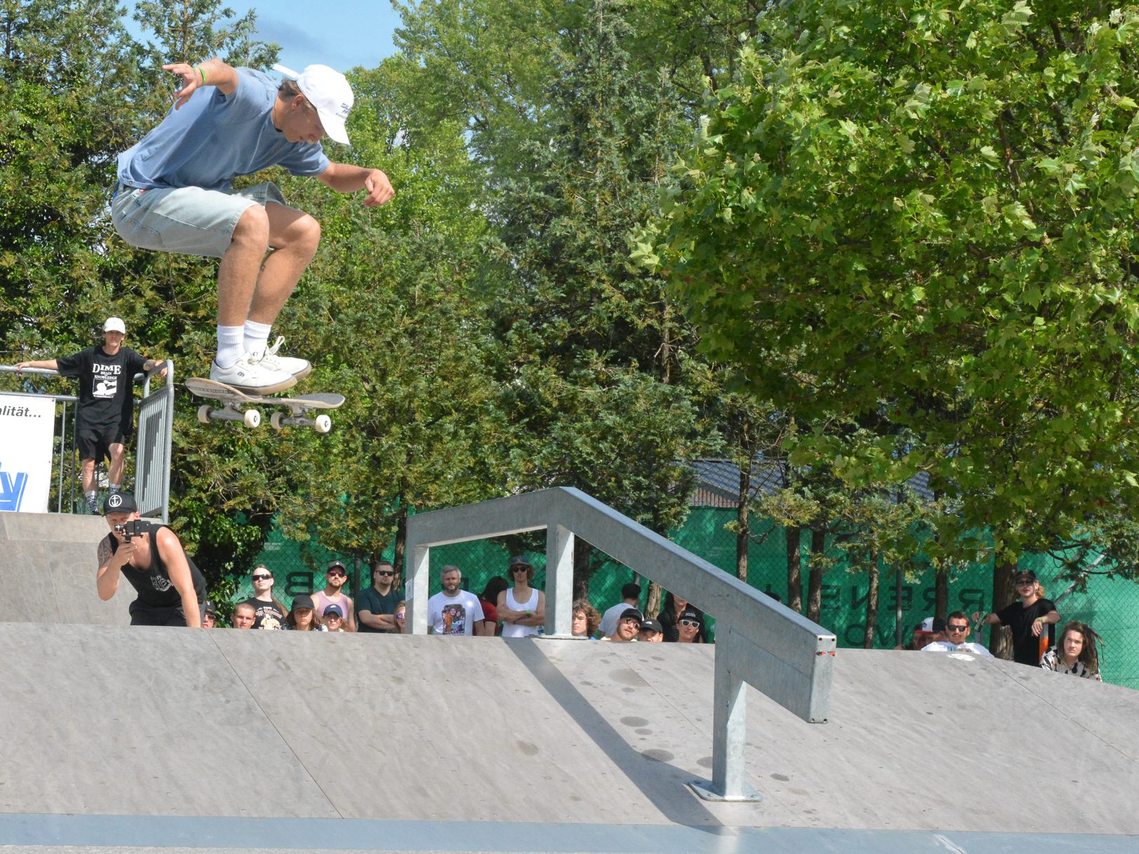 Santino Exenberger (20) aus Tirol begeisterte das Publikum mit seinem Können beim Skateboard-Contest. b