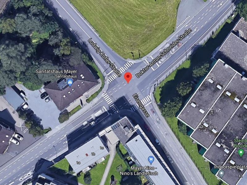 Der Unfall ereignete sich an der Kreuzung Eisengasse - Dr.-Anton-Schneider-Straße. Der Unfall ereignete sich an der Kreuzung Eisengasse - Dr.-Anton-Schneider-Straße.