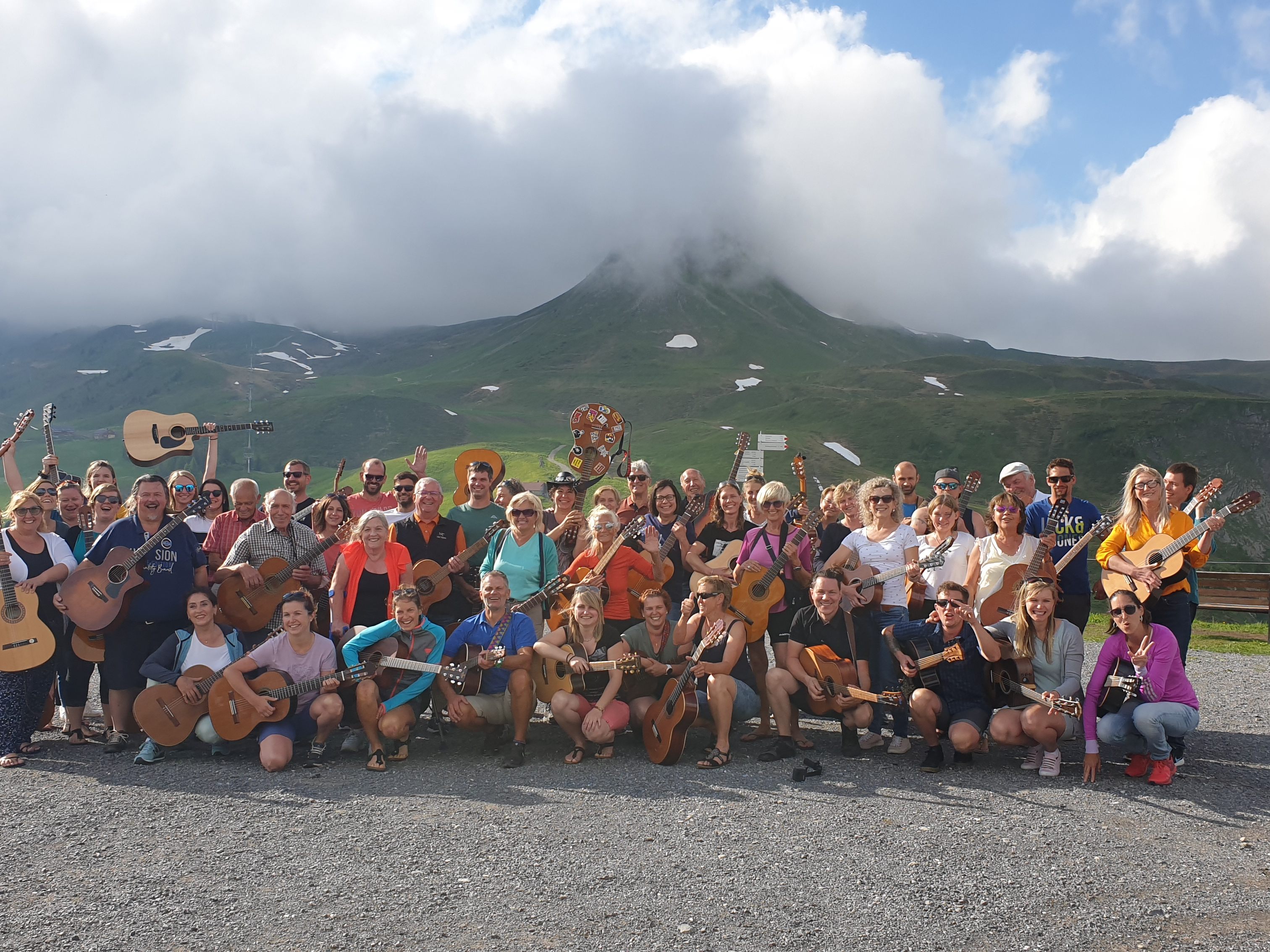 Zum traditionellen Gitarrentreffen präsentieren sich die Musikfreunde vor der Damülser Mittagsspitze (Christoph Schwärzler, in der Mitte vorne) Zum traditionellen Gitarrentreffen präsentieren sich die Musikfreunde vor der Damülser Mittagsspitze (Christoph Schwärzler, in der Mitte vorne)