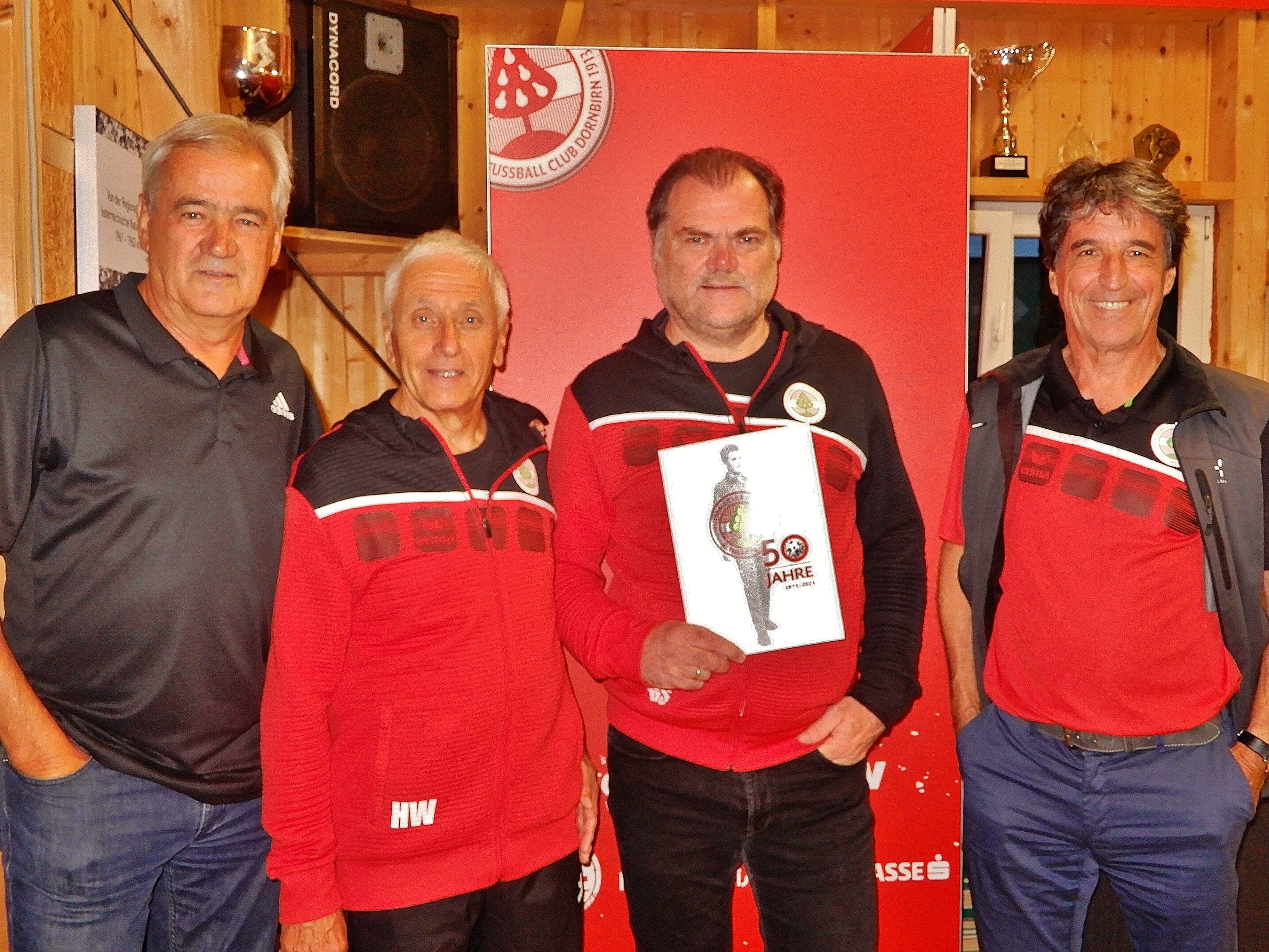 Fußball-Legenden unter sich: Peter Enz, Hans Wohlgenannt, Günther Stoß und Karl Sparer präsentierten ihr Jubiläumswerk zum 50. Geburtstag der FCD-Altherren.