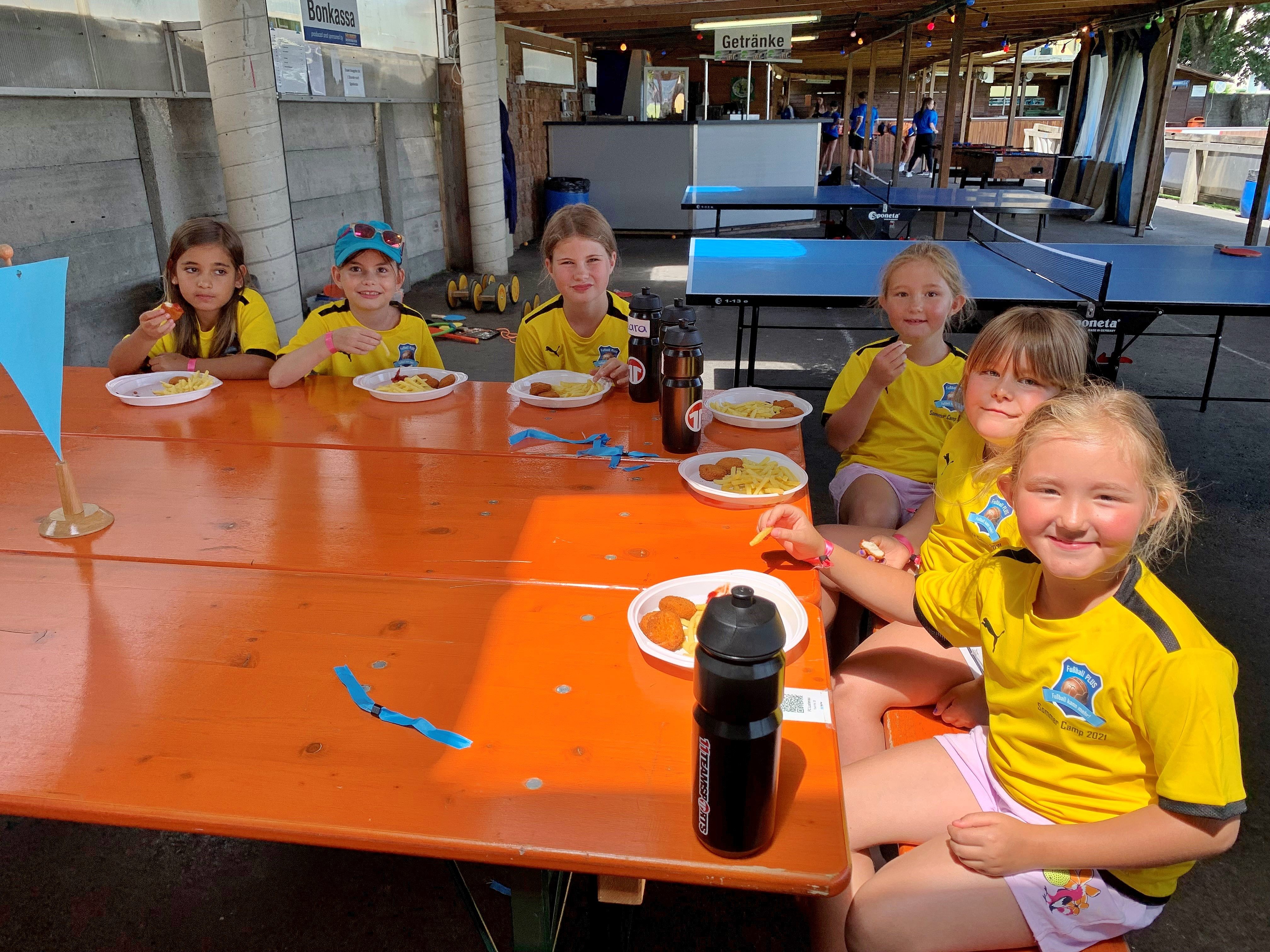 Unbeschwerte Ferientage gemeinsam mit Freunden - so sah das Sommercamp 2021 des FC Lustenau 1907 für die 80 Kinder aus. Unbeschwerte Ferientage gemeinsam mit Freunden - so sah das Sommercamp 2021 des FC Lustenau 1907 für die 80 Kinder aus.