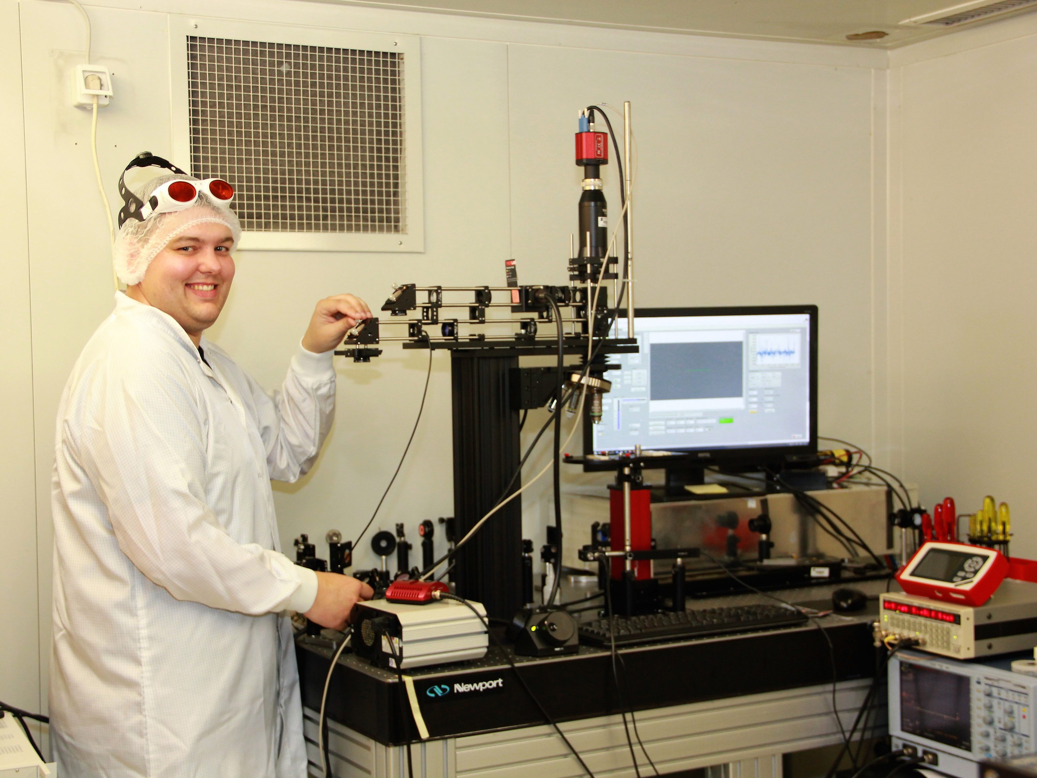 Felix Wäger im Reinraum am Lasermikroskop.