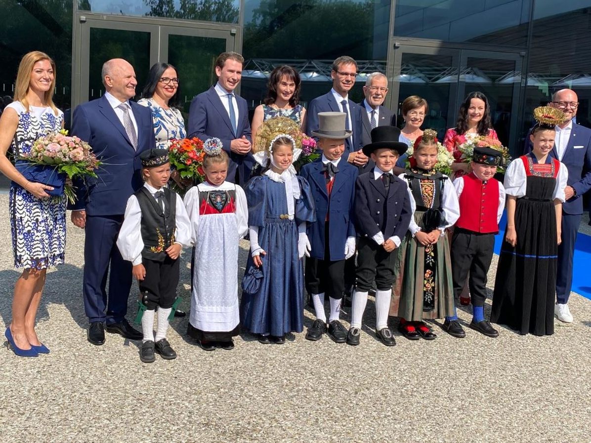 Für den Blumengruß der Trachtenkinder war 2021 auch unter Corona-bedingten Einschränkungen Zeit und Platz vor der Eröffnung der 75. Bregenzer Festspiele.