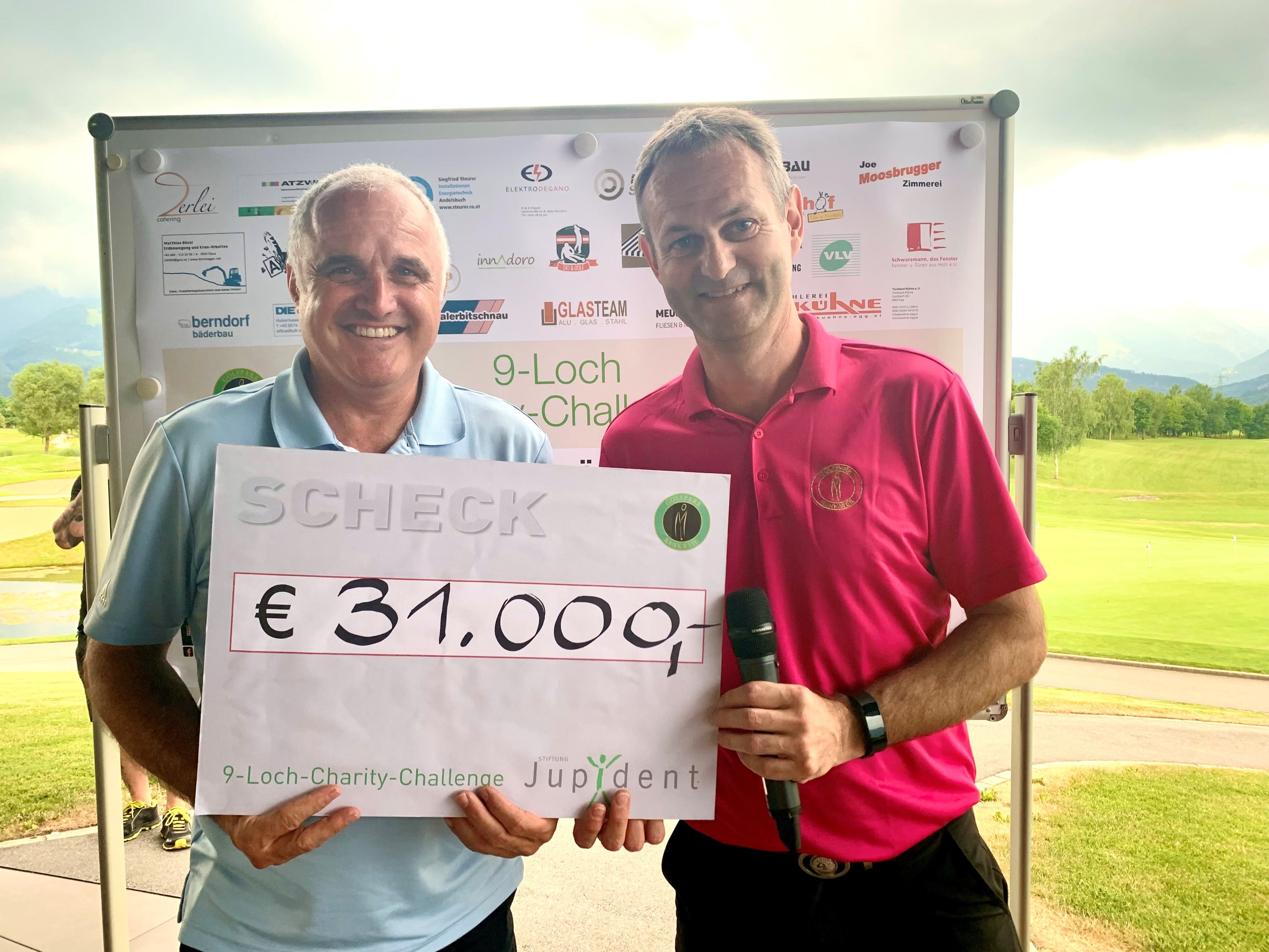 Manfred Ganahl (Stiftung Jupident) und Arno Gasser, Geschäftsführer Golf Club Montfort Rankweil
