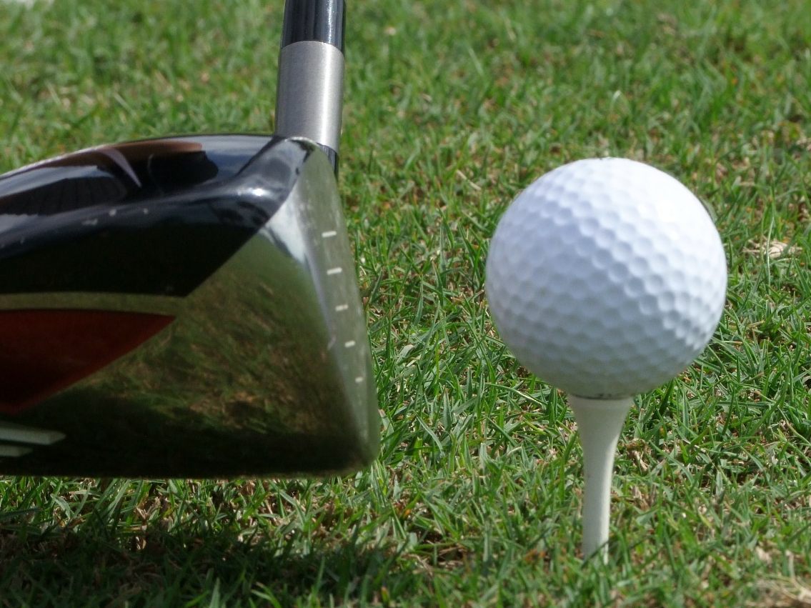 Golfen im Sturm - Da trifft nicht nur der Schläger den Ball.
