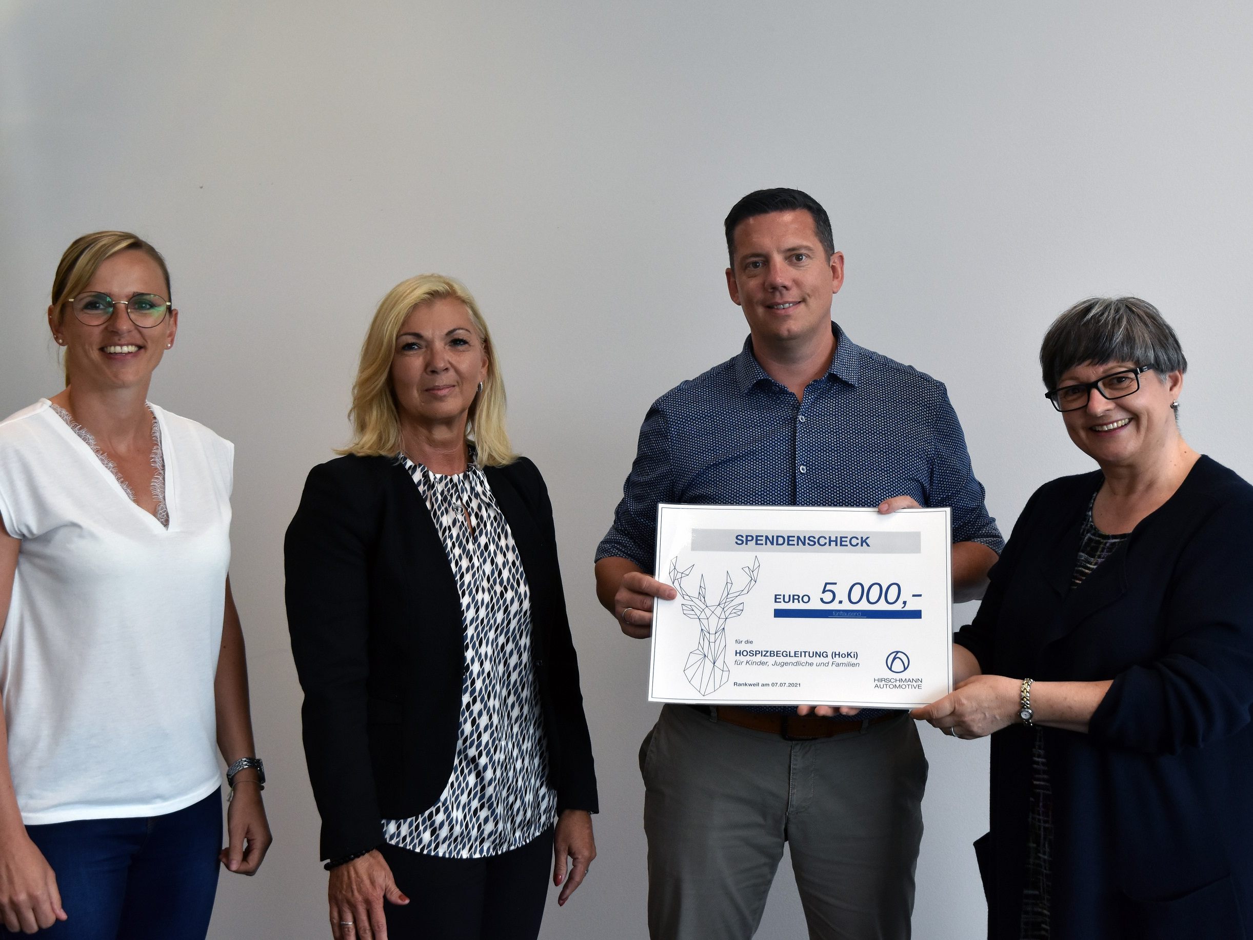 v. li.: Corinna Kühschweiger (Head of Human Resources), Cornelia Lang (Works Council) und Jody Forster (Global Head of Logistics Operations) bei der Spendenübergabe an Beatrix Berthold (Hospiz für Kinder).