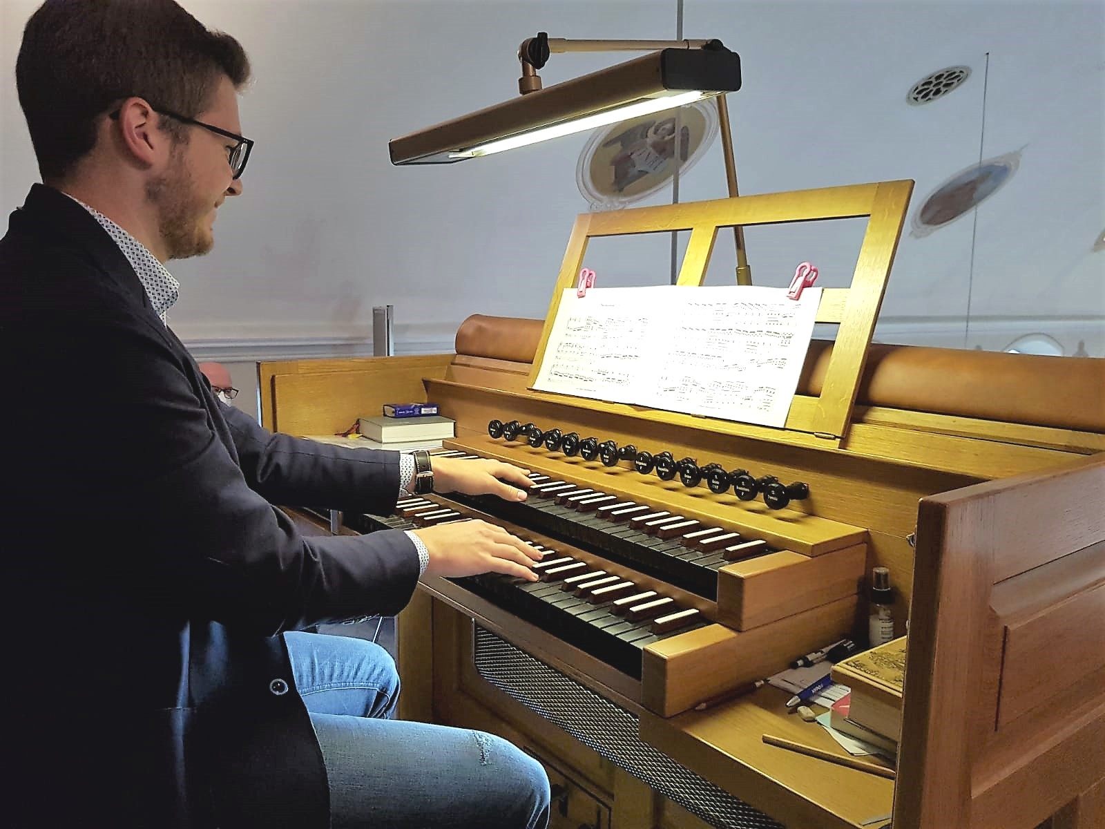 Der Bucher Florian Tomasini stelle kürzlich das Erlernte an der Orgel unter Beweis. Der Bucher Florian Tomasini stelle kürzlich das Erlernte an der Orgel unter Beweis.