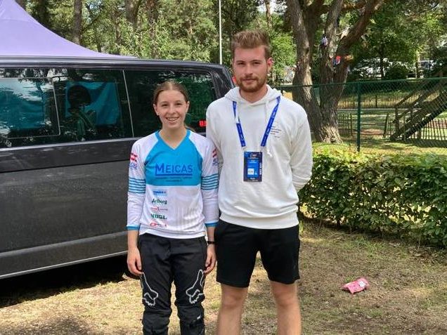 Hannah Muther mit Bruder Noah in Zolder.