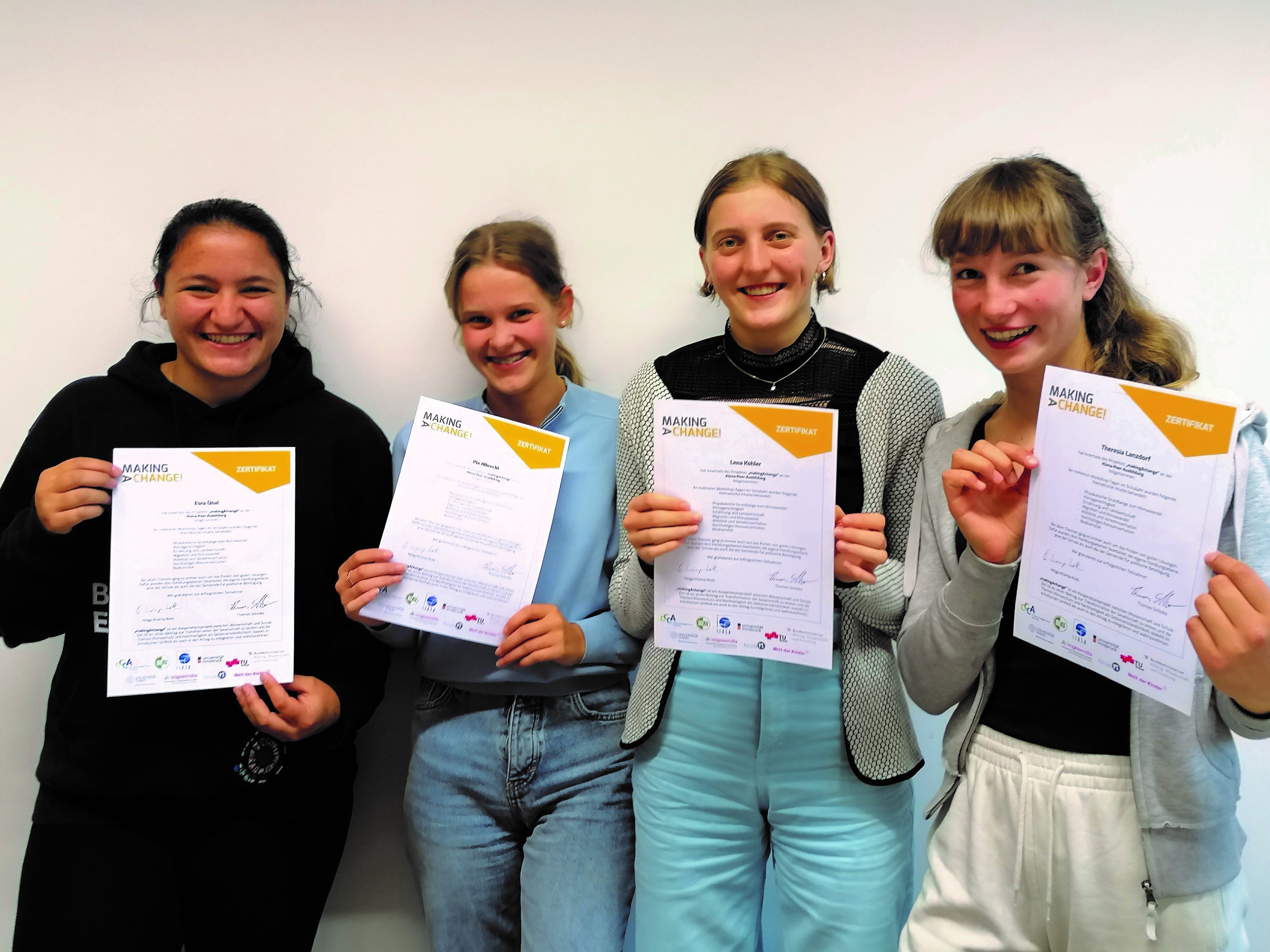 Die Klima-Peers Esra Ünal, Pia Albrecht, Lena Kohler und Theresia Lanzdorf geben am BORG Egg Hilfestellung bei Fragen rund um das Thema Nachhaltigkeit. Die Klima-Peers Esra Ünal, Pia Albrecht, Lena Kohler und Theresia Lanzdorf geben am BORG Egg Hilfestellung bei Fragen rund um das Thema Nachhaltigkeit.