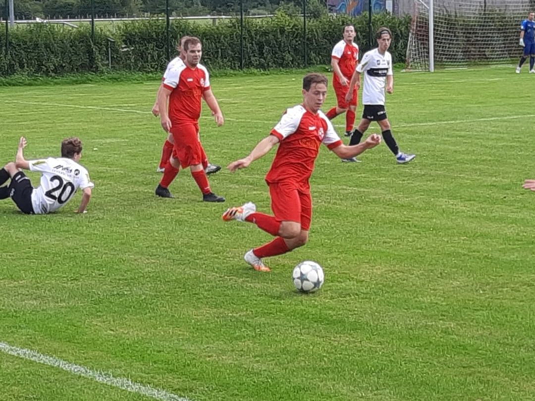 In einem spannenden Cupspiel setzten sich die Sattaaser Jungs in einem Elfmeterkrimi knapp durch In einem spannenden Cupspiel setzten sich die Sattaaser Jungs in einem Elfmeterkrimi knapp durch
