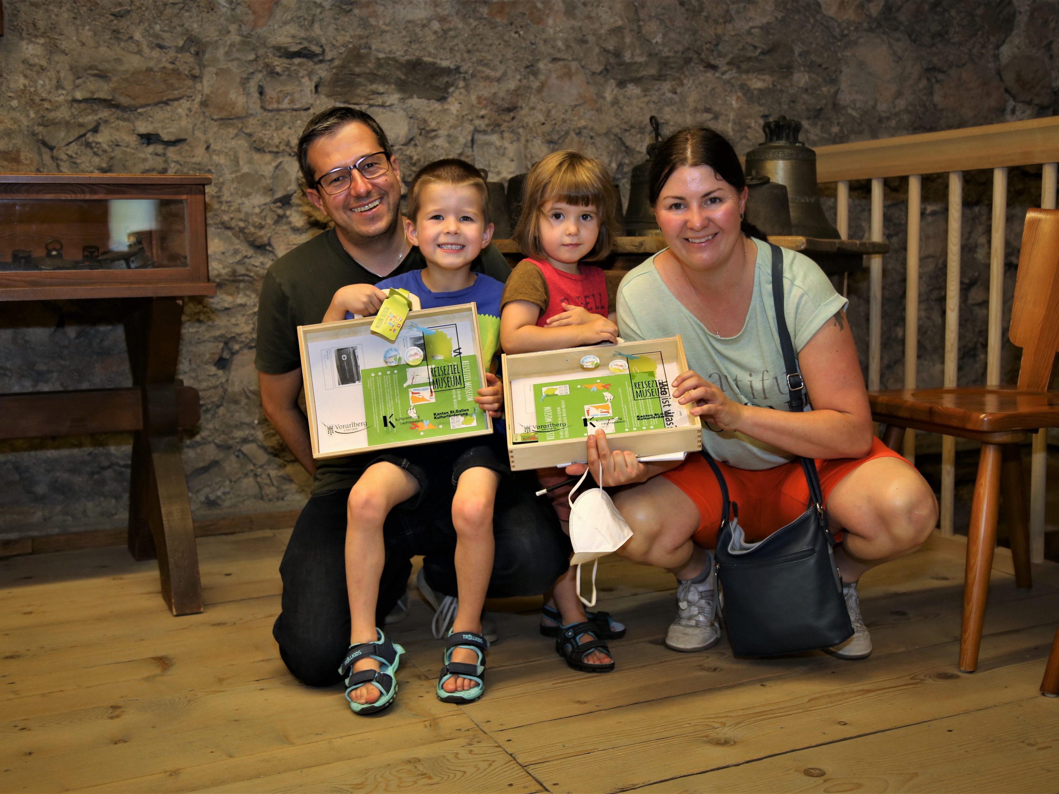 Stolze Schatzjägerfamilie unter sich: Christian, Julius, Liana und Rebecca. Stolze Schatzjägerfamilie unter sich: Christian, Julius, Liana und Rebecca.